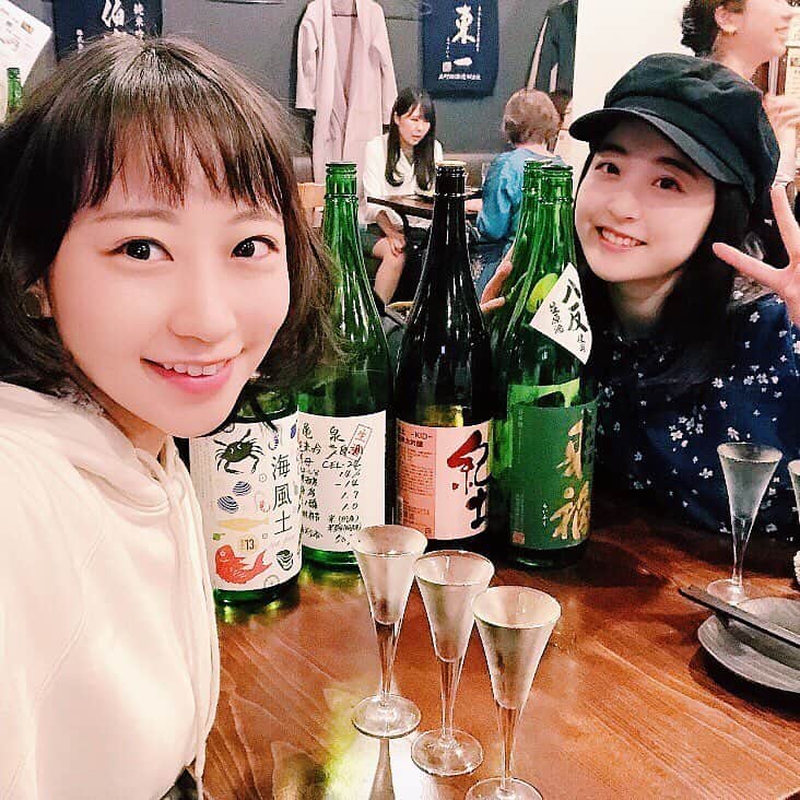 のインスタグラム：「. . 新宿三丁目の裏路地には立ち飲み屋さんや大衆的な居酒屋さんが数多くあるのです😳‼️ 全国47都道府県の日本酒が飲めるというのに惹かれて入った 新宿三丁目「夢酒」 選びきれないほど沢山の日本酒とそれを丁寧に説明されたメニュー表。ラベルが壁一面に貼られた店内からは店長さんの日本酒愛を感じました✨✨ 2〜3種類からの飲み比べや、60ml,120mlからなど少ない量でいろんな種類を楽しむ飲み方があって量は飲めないけど種類は飲みたい私みたいな人にも最高なお店でした❣️ おつまみもどれも美味しくて“タコの唐揚げ”はおかわりしてしまったくらい💕“牛タンポン酢”もサッパリいただけて、“ホタルイカ沖漬け”はもう日本酒には定番の相性と美味しさでした🤤🤤👍 ここも行きたいあそこも行きたいだったのでまた近いうちに繰り出そうかと思います♪ . . #新宿 #新宿三丁目 夢酒  #飲み屋 #裏路地 #路地裏 #ふーみん食べ歩き #食べ歩き  #酒場 #大衆居酒屋 #大衆酒場 #居酒屋 #立ち飲み #はしご酒  #日本酒 #日本酒女子 #日本酒好き #日本酒好きな人と繋がりたい  #飲み比べ #晩酌 #グルメ女子 #オサケジョシ #sakemake  #ポン酒タグラム #飲酒タグラム #sakekanpai  #清酒 #일본술 #japanesesake #ホタルイカ #牛タン .」