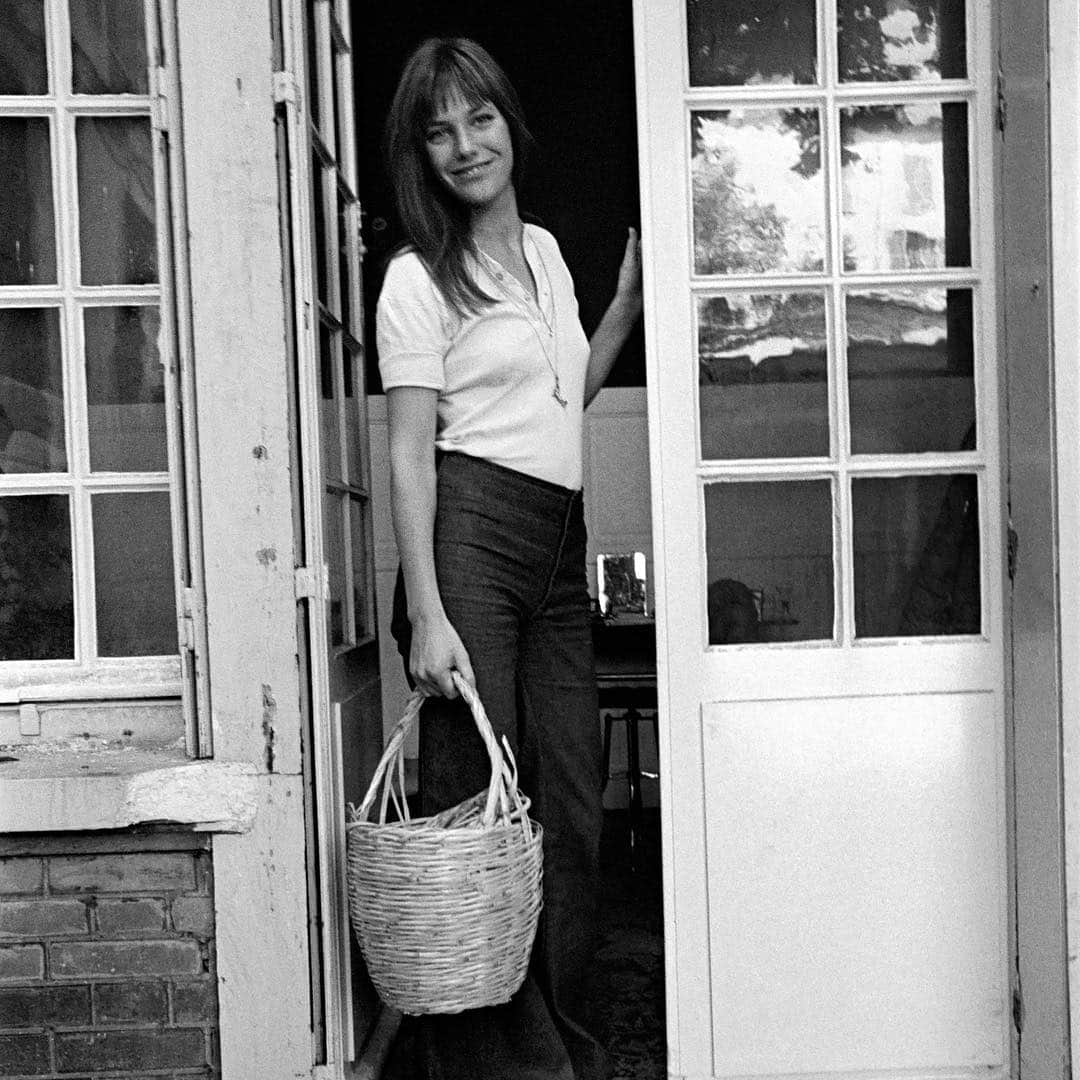 ShopBAZAARさんのインスタグラム写真 - (ShopBAZAARInstagram)「It’s that time of year again: the time to reignite your basket bag obsession—because you can never have too many basket bags. And with buzzy brands designing the cutest iterations of Jane Birkin’s go-to bag, we’re going to be stocking up and completing the look with more natural elements like shell and pearl jewelry, wooden accents, and woven accessories. #linkinbio」4月7日 0時08分 - shopbazaar