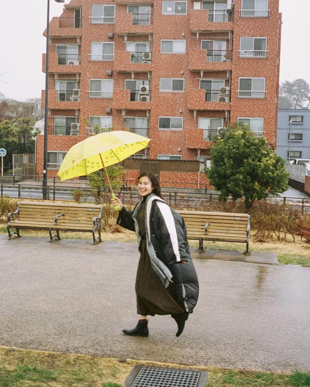 恒松祐里さんのインスタグラム写真 - (恒松祐里Instagram)「＊ 宣材写真オフショット☂️ 普段晴れ女なのに、この日は大雨 ㅤㅤㅤㅤㅤㅤㅤㅤㅤㅤㅤㅤㅤ でも撮影楽しくてルンルンでした🍬🍬 可愛い猫の傘も持参したし☺️」4月7日 0時08分 - yuri_tune