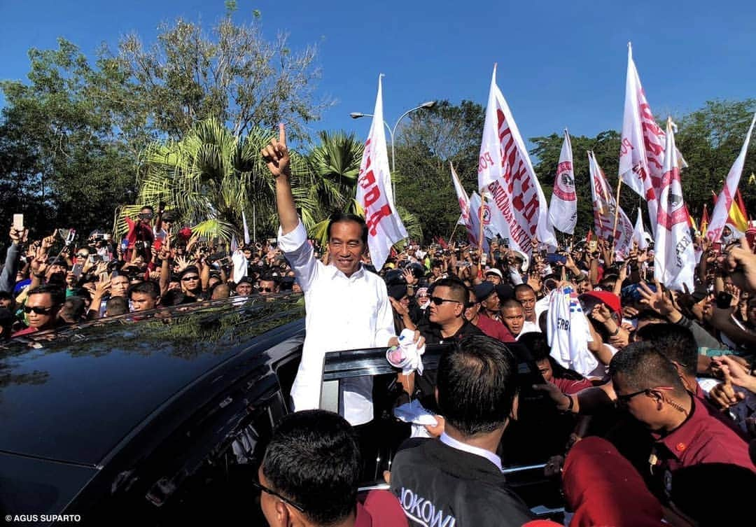 エリック・トヒルさんのインスタグラム写真 - (エリック・トヒルInstagram)「Dari Asahan, lalu terbang ke Batam. Hari ini mendampingi Pak @jokowi bertemu dan menyapa pendukung paslon 01.  Terima kasih Asahan dan Batam untuk energi dan semangat yang luar biasa. Optimis dan kita maju bersama. 👍  #01IndonesiaMaju #JokowiLagi」4月7日 0時20分 - erickthohir