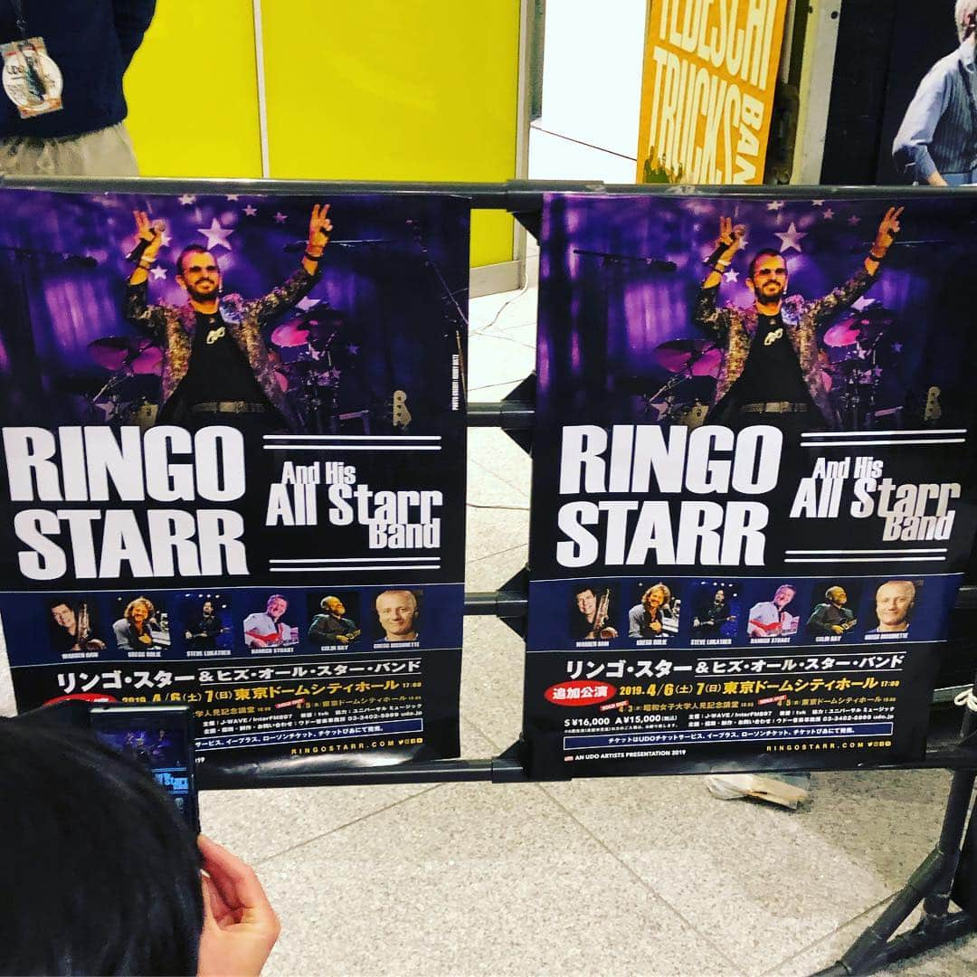 オカモト"MOBY"タクヤさんのインスタグラム写真 - (オカモト"MOBY"タクヤInstagram)「24年振り2回目の #RingoStarr 。Don't Pass Me Byのイントロ、自らピアノを弾いているのに感動。手練れのおっさん達の壮大な「演奏もするのど自慢」みたいな感じで最高でした。Hamish StewartはPaul McCartneyのバックとして1990年と1993年の東京ドーム公演以来に勇姿を拝見。」4月7日 0時21分 - moby_scoobiedo