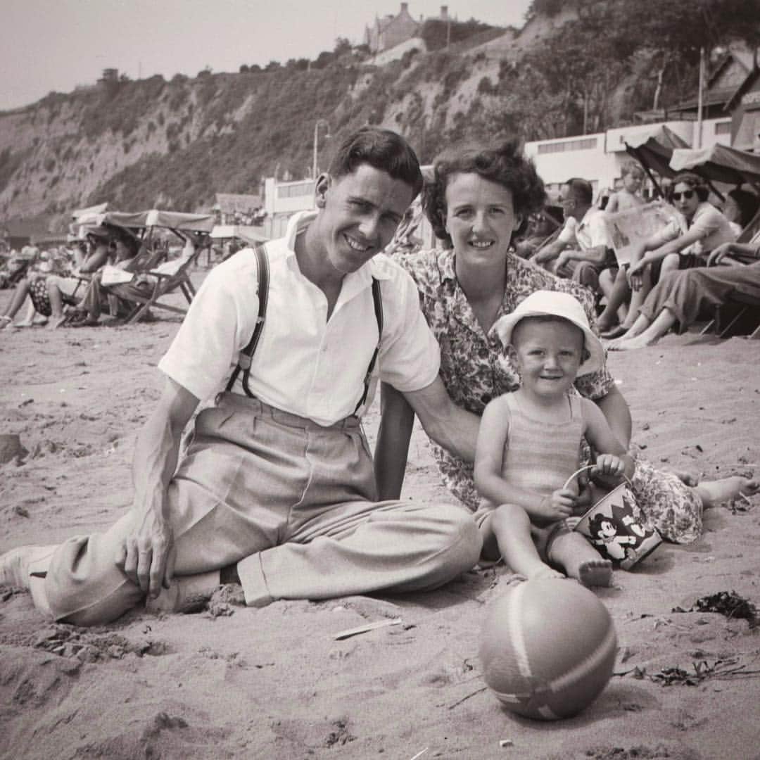 ブライアン・メイさんのインスタグラム写真 - (ブライアン・メイInstagram)「It’s my Daddy’s day today. Harold May would have been 98 years old today. This is how I think of him. Who is that little boy ? What would become of him ? Thanks Dad - you gave me all you had in you. 💥💥💥💥 Sandown, Isle of Wight, 1949, I think. 💥💥💥💥 I should perhaps mention, ‘for the sake of completeness’ (as our Classical Mechanics lecturer at Imperial College used to say, annoyingly) I was a day early with this post. My Dad’s birthday is 7th April - today.  Bri」4月7日 0時13分 - brianmayforreal