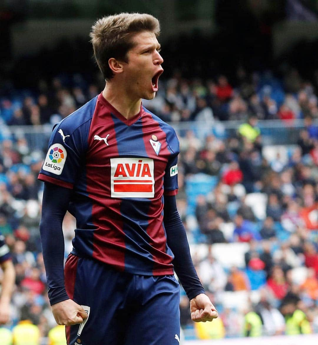 LFPさんのインスタグラム写真 - (LFPInstagram)「Score a goal at the Bernabéu! ✅ So special for @marccardona.r! 😍 • #Cardona #Eibar #RealMadrid #RealMadridEibar #Goal #LaLigaSantander #LaLiga」4月7日 0時14分 - laliga