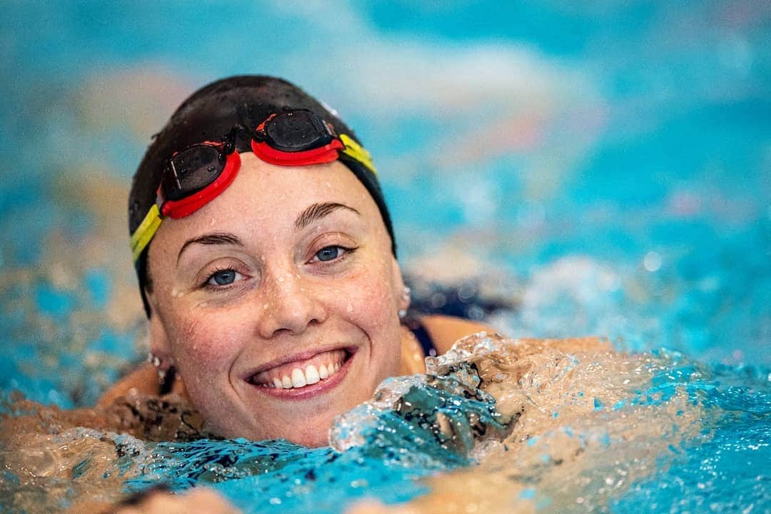 フェムケ・ヘームスケルクのインスタグラム：「All reasons to smile with a new SB in the 100free this morning 🥇. 50 free heats tonight 🔥 . . . #SwimCup #DenHaag #Racing 📸 : @rhf_agency」