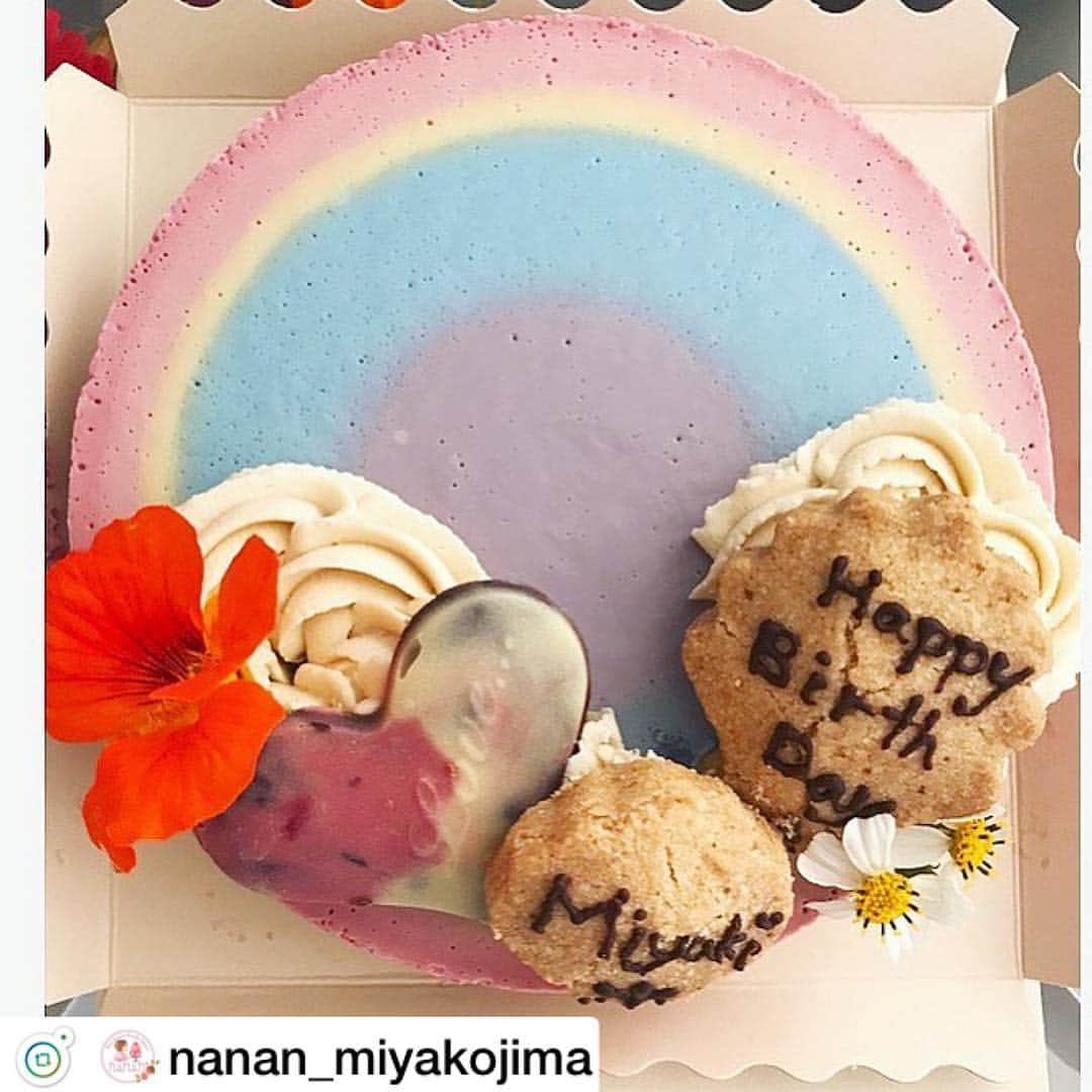 スピルリナのDICライフテック株式会社さんのインスタグラム写真 - (スピルリナのDICライフテック株式会社Instagram)「@nanan_miyakojima_rawsweets さま、リポストです😊✨ . . 植物で色付けしている、パステルカラーがとってもキレイなレインボーのバースデーケーキですね🎂🌈✨🌈🎂 . . アレルギーにも対応しているみんなに優しいケーキ、ステキですね😊💕✨ . . いつも植物スピルリナ由来の青色素、リナブルーをご活用いただき、感謝です🙏🏼💙💙💙 . . #linablue #rainbowcake #スピルリナ #スピルリナ青 . . ↓ . . .  レインボーケーキ🌈 宮古島や沖縄産のハイビスカスパウダー、ウコン、ビーツ🌺青はスピルリナで色付け✨ サプライズケーキでした❤️ 𓇼 rawsweets #rawfood #miyakojima #vegan #vegetarian #rawcake #organic  #flowercake #rawchocolate #macrobiotic #ロースイーツ #ローフード #宮古島 #ビィーガン #ベジタリアン #ローケーキ #オーガニック #白砂糖不使用#乳製品不使用 #グルテンフリー #マクロビ #nanan #rawgateau #リナブルー #アトピー  #レインボーケーキ #アレルギー対応ケーキ」4月7日 11時17分 - dic_spirulina