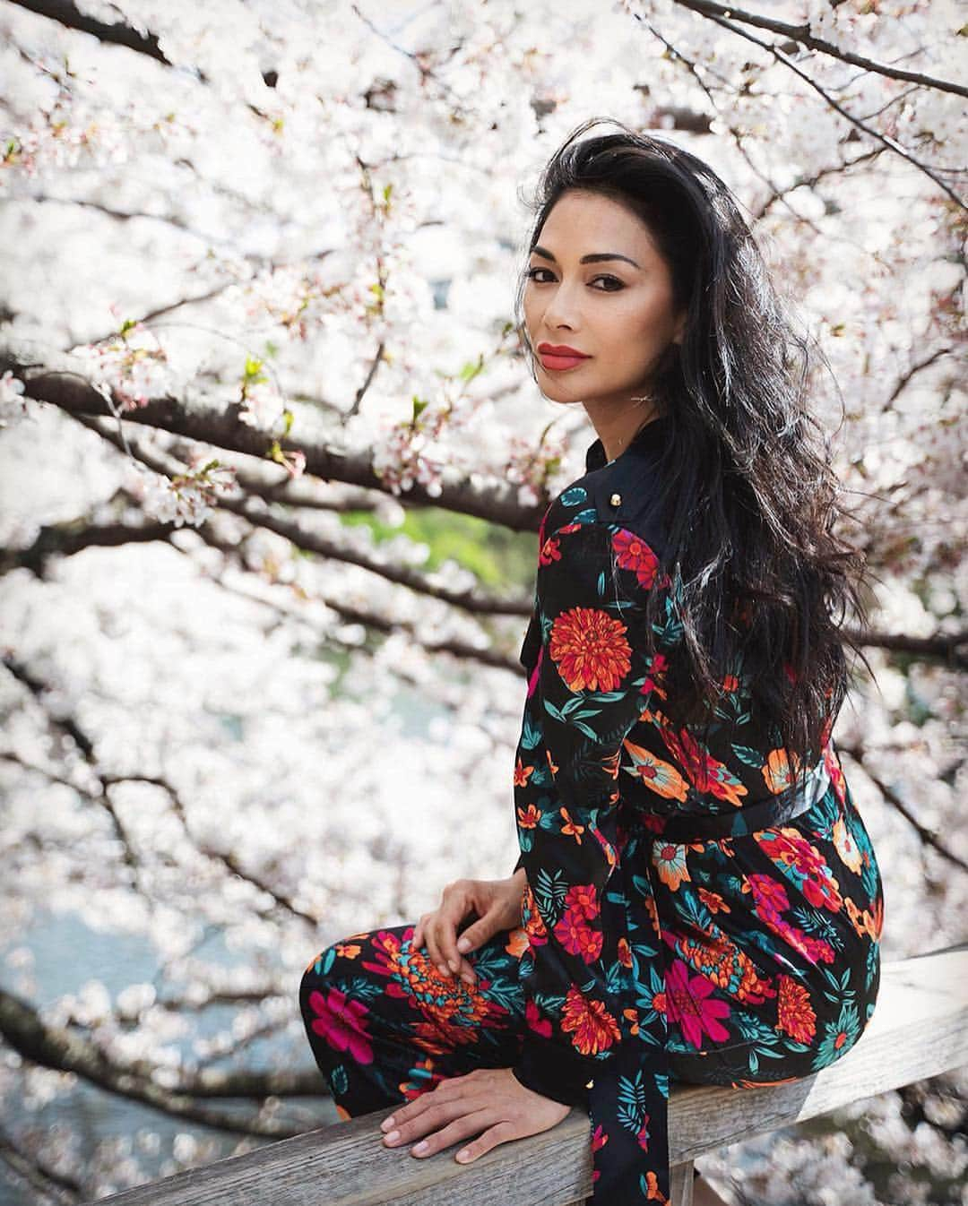 ニコール・シャージンガーさんのインスタグラム写真 - (ニコール・シャージンガーInstagram)「So grateful to have been able to experience the phenomenal cherry blossoms in Japan! 🇯🇵 They are only in bloom for a couple weeks out of the entire year! 🌸」4月7日 9時48分 - nicolescherzinger