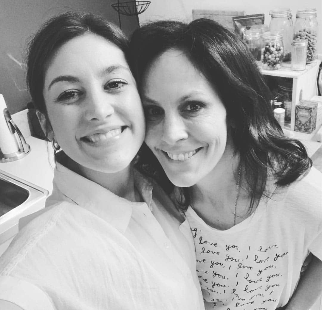 アナベス・ギッシュさんのインスタグラム写真 - (アナベス・ギッシュInstagram)「So happy to spend a creative Saturday afternoon with this beauty @cullinmcgree Mother/daughter #haltandcatchfire days #proudmomma #caitlinmcgee ♥️♥️」4月7日 9時42分 - annabeth_gish