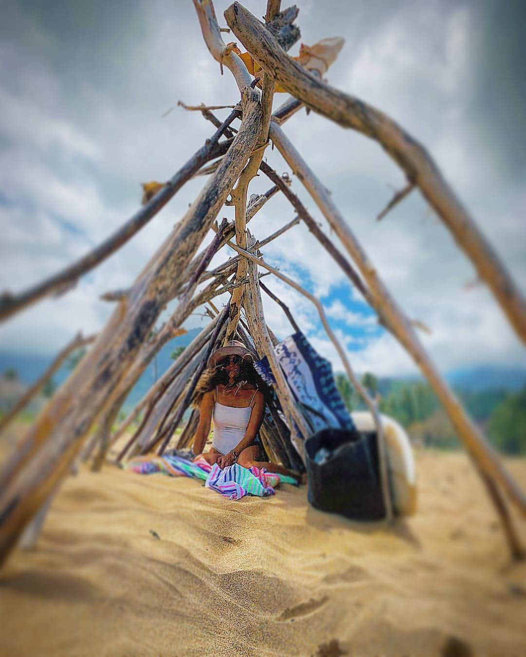 Donavon Frankenreiterさんのインスタグラム写真 - (Donavon FrankenreiterInstagram)「Playing on the beach with my love @thebarn808 🔺🔺🔺」4月7日 9時43分 - donavon_frankenreiter