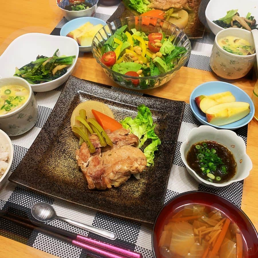 琴菜さんのインスタグラム写真 - (琴菜Instagram)「鶏肉の圧力煮❣️ #わかめ入り茶碗蒸し #もずく #小松菜の胡麻和え #野菜スープ #大豆サラダ #手料理 #cooking  #夜ご飯 #大根の煮物は前日の残り物 #日曜日  もうすぐ新学期がスタートするね🌸🌸家の前の学校で野球部が朝から練習試合してるw私は今、家からそれを眺めてるw朝から掛け声がスゴイ😂青春だね🌸🌸」4月7日 9時45分 - dj_singer_kotona