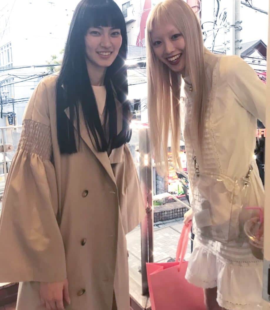 のインスタグラム：「SPRING FAIR 10%OFF 本日最終日です！ 是非遊びに来て下さい♡ 私もチビと午後行きます♡  金曜日はスペシャルな2人がご来店✨ いつも来てくれるミキちゃんがフェル連れて来てくれたの 私はすれ違いで会えず😭  スーパーモデル2人ほんとにありがとうぅぅ〜〜💓 @miki_ehara  @warukatta  @honeymihoney_official  @honeymihoney_style  #HONEYMIHONEY」