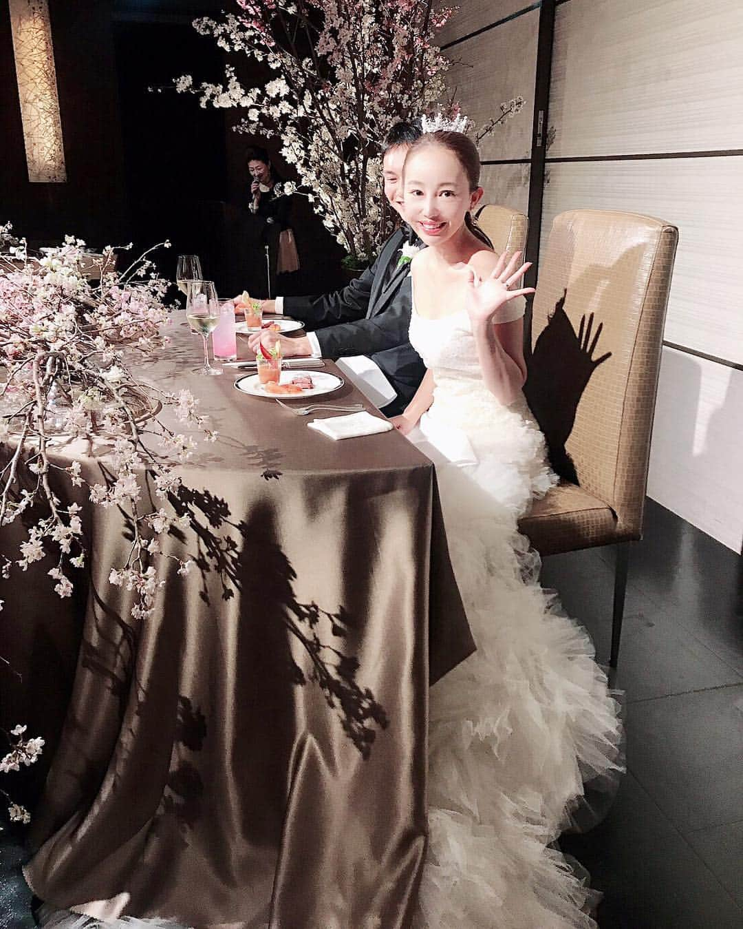 田中麻衣さんのインスタグラム写真 - (田中麻衣Instagram)「昨日、都内で結婚披露宴を執り行わせていただきました🌸 本当たのしくてあっという間の時間でした。 日頃仲良くしているみなさまやお世話になってる方々に会えて嬉しかった☺️💕 友人たちから写真が続々と届いているのでまたたくさん載せます☺️ 披露宴の更新が続くと思いますがお許しください🙇‍♀️💦 . #結婚披露宴 #weddingparty」4月7日 9時57分 - maitanaka1217