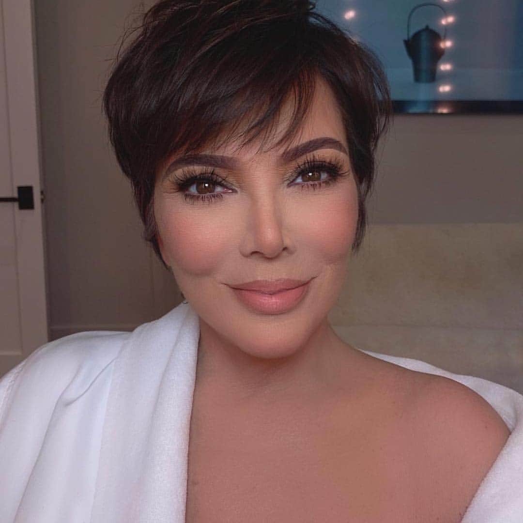 Kylie Cosmeticsさんのインスタグラム写真 - (Kylie CosmeticsInstagram)「😍 Todays glam on @krisjenner 💕 @makeupbyariel used our setting powders in “pink” for undereye and “beige” for the rest of the skin!」4月7日 9時57分 - kyliecosmetics