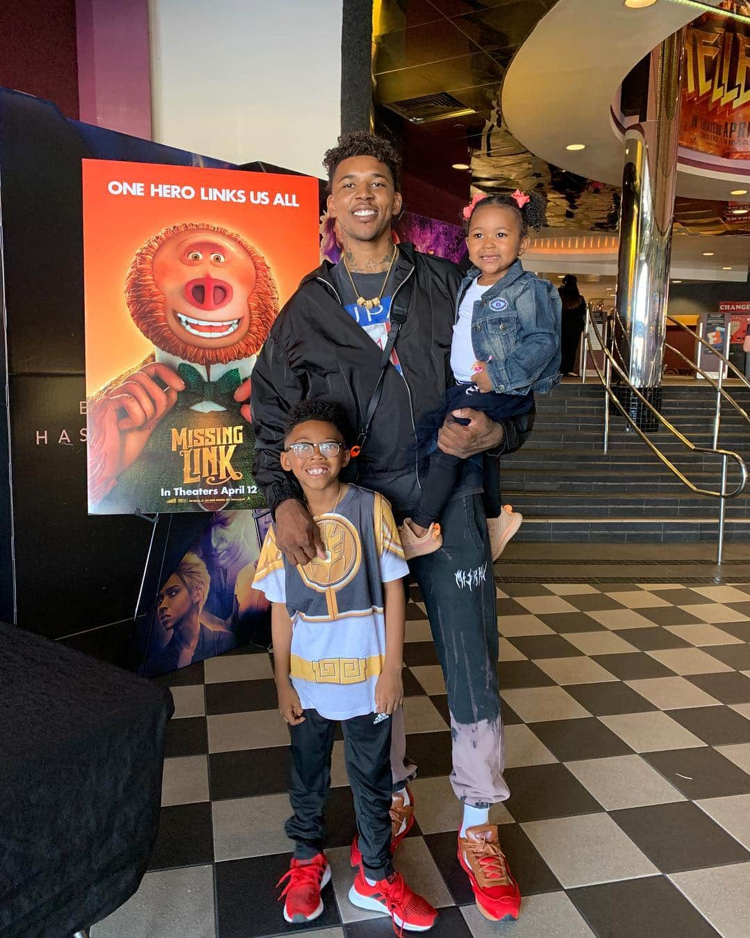 ニック・ヤングさんのインスタグラム写真 - (ニック・ヤングInstagram)「Just watched @missinglinkfilm with the family! Thanks for letting @lilswaggy1 have this private screening with his family and friends...Go check it out on April 12th in theaters near you #MissingLink」4月7日 9時52分 - swaggyp1