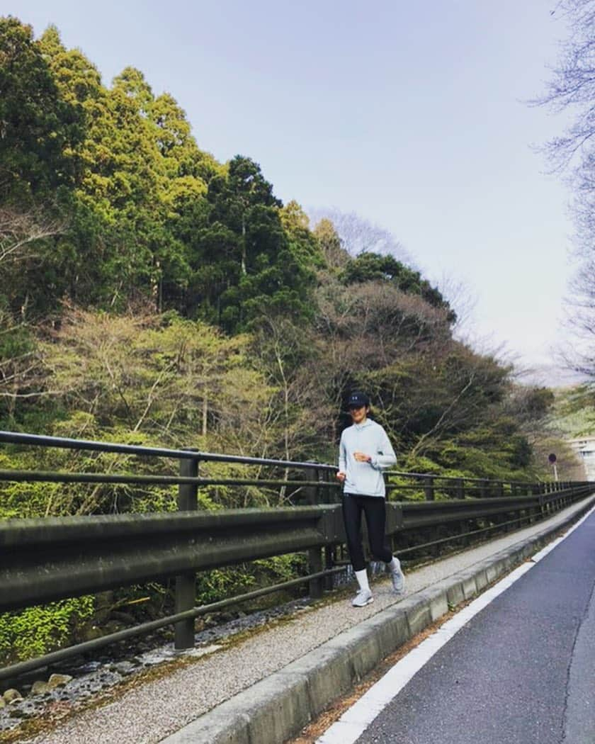 長谷川理恵さんのインスタグラム写真 - (長谷川理恵Instagram)「湯河原60分JOG 前半30分は下り坂。 後半30分はのぼり。 しかも、どんどん傾斜がきつくなるというコース。 フラットゼロ。 ここで毎日練習したら強くなるだろうなぁ。 ランの後は温泉で脚を癒してあげて最高！ 下りは脚の負担に気をつけながら、抑えめにね。  #山道コース #ランニング #ランニング女子 #マラソン」4月7日 9時55分 - rie_hasegawa