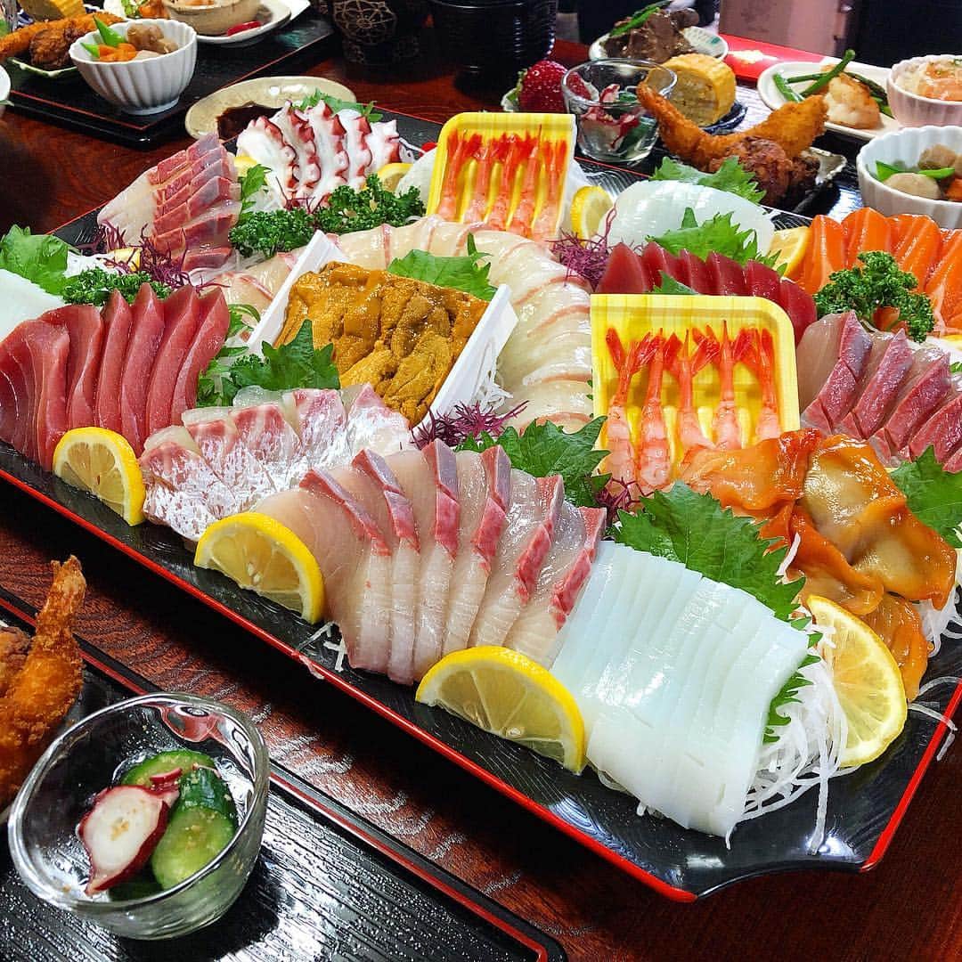 chaako ちゃあこのインスタグラム：「2019.4.7 * * おはようございます。 一昨日長崎に帰ってきました(*･∀･)ﾉ゛ * 今回は甥っ子と姪っ子の、去年2日違いで産まれた子供達の1歳のお祝いでの帰省でした♡ * 2日違いでどちらも女の子。 * お刺身の盛り合わせは注文して、その他の料理は私と姉で朝から頑張って作って。大人7人分。 * 色々と頑張って作ったのに、急いで撮ったから、あんまりいい写真が撮れてなかったーo(TωT)oでも美味しかった♡ * お刺身もめっちゃ美味しくて♡ 1切れ1切れが厚みがあって、大きくて、重たくて(笑)箸で持ち上げるのに力をちょっと出さないといけないくらい(￣m￣*) * いや、マジで。お刺身重いってね(笑) * ヘトヘトになったけど、楽しい1日でした♡ * * * #はなちゃんのこと * はなちゃんのお腹の調子が、まだ今ひとつで。 しかもまた実家で、夜中に起きて『1階に行く〜』って、部屋の扉をガリガリするから、夜中の2時とか4時起きでリビングに一緒に降りたりね…寝不足な毎日( ꒪⌓꒪) * ごはんも飽きてきたのか、いつものを食べないので、鯛のお刺身を焼いたり、豚のもも肉を焼いたり、さつま芋をあげたり…VIP待遇(笑) * 決して食欲が無いのではなく、飽きたってだけみたい。他のだとペロっと食べてくれるので。 * 我儘に育てちゃった(￣m￣*) でももうおばあちゃんだし、もっともっと甘やかします！(๑•̀ㅂ•́)و✧（宣言） * * *」