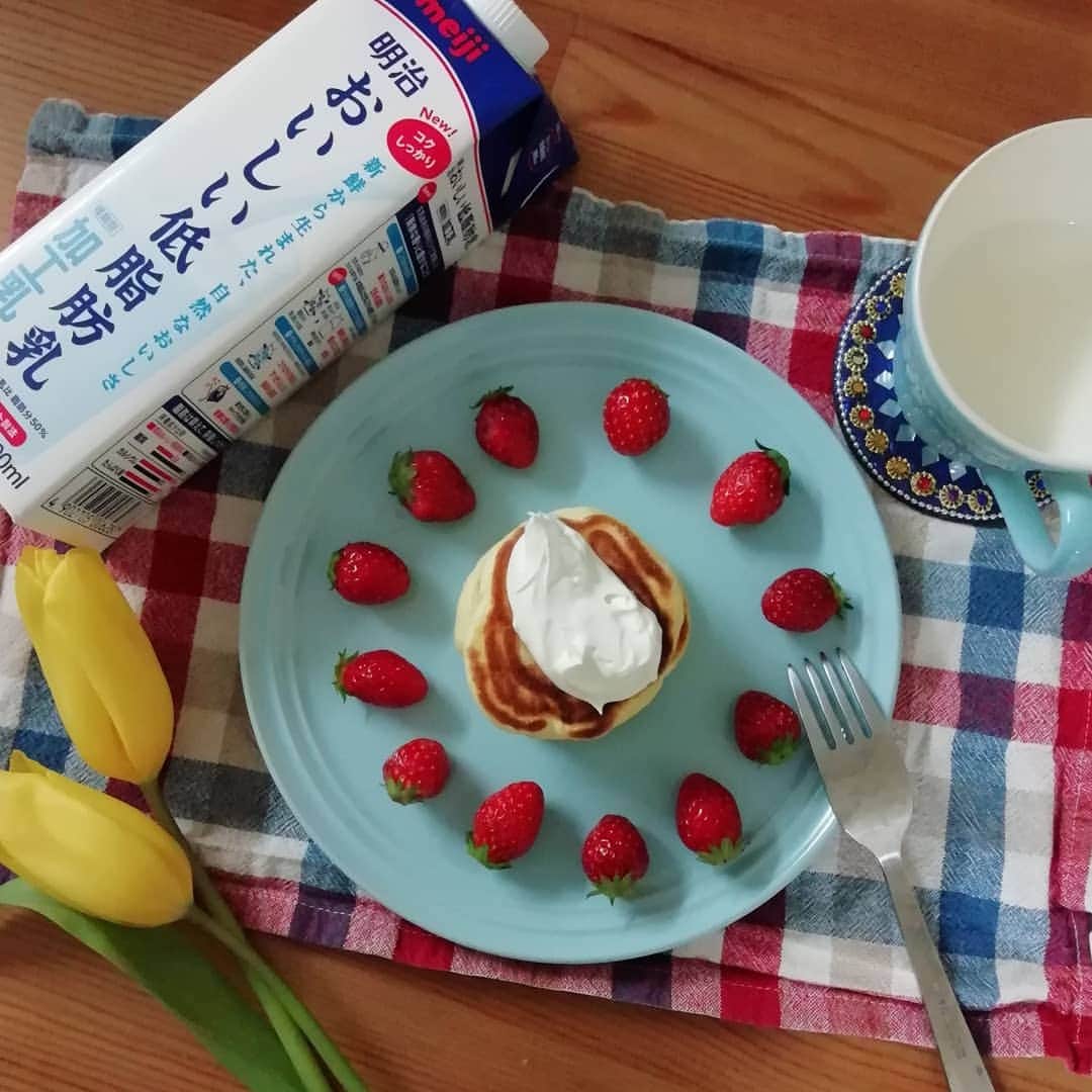 のインスタグラム：「. ★#朝ごはん　★. . 「明治おいしい低脂肪乳」 が4月2日発売したので 早速買ってみました🐮. . 『世界初の新製法の新鮮な香りと豊かなコクのある ”おいしい低脂肪乳”』. . ✔脂肪分1.8%にカット. . ✔通常の牛乳よりもカロリーオフ. . 私も旦那さんも カロリーが気になるので 早速、パンケーキでも低脂肪乳を使ってみたよ♡. .  娘しゃんも低脂肪乳と言わないで飲ませたら 朝からぐびぐび飲んでた（笑）. . 是非皆さんも一度飲んでみて 下さい☺️. . .  #pr #おいしい低脂肪乳  #明治おいしい低脂肪乳  #おいしい牛乳  #明治おいしい牛乳 #明治 #低脂肪乳 #おいしい #健康意識  #氷点濃縮製法  #こだわりぬいた低脂肪乳 #低脂肪ミルク  #朝食#foods #牛乳レシピ  #ホットミルク  #パンケーキ  #おうちカフェ  #こどもごはん #今日のおやつ  #罪悪感なし #こどもおやつ #food#instafood #カロリー#kcal#いちご #朝食パン」