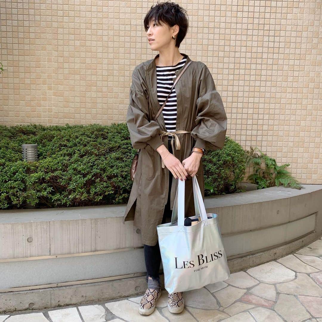 のインスタグラム：「お花見へgo♡ 大荷物の時は高見えロゴトートが大活躍！(毎日使ってる) GAPのボーダーは着心地が柔らかくてシルエットが女性らしくてお気に入り！色違いで3枚持ってますが(白も含め)もう一枚買い足したい。黒無地欲しいな。 . アウター @fifth_store  ボーダー @gap_jp  デニム @zara  バッグ #レスブリス  #アラフォーママ #アラフォーファッション #ママファッションプチプラ #ママスタイル #ママさんと繋がりたい #ママスタグラム #ワーキングママ #コーディネート #アラフォーコーディネート #アラフォーママコーデ #コーデ女子 #locari #jマダムのおしゃれ #春コーデ」