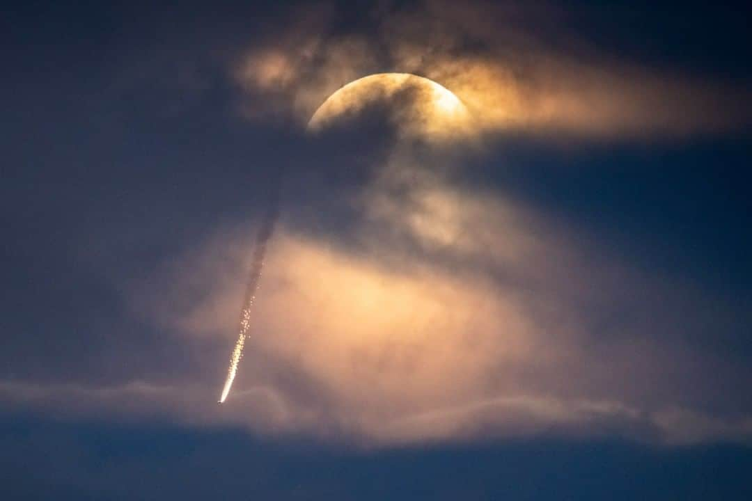 National Geographic Travelさんのインスタグラム写真 - (National Geographic TravelInstagram)「Photo by @michaelclarkphoto | A few weeks ago many in Los Angeles saw the bright flare of light coming from @jondevore and @mikeswansons wingsuit flights. Right after the action their wing suit flights had already made the news with folks wondering what they saw falling into downtown LA. As usual, it is always a blast to work with Jon Devore, Andy Farrington and Mike Swanson. #wingsuit #basejumping #losangeles #california」4月7日 10時05分 - natgeotravel