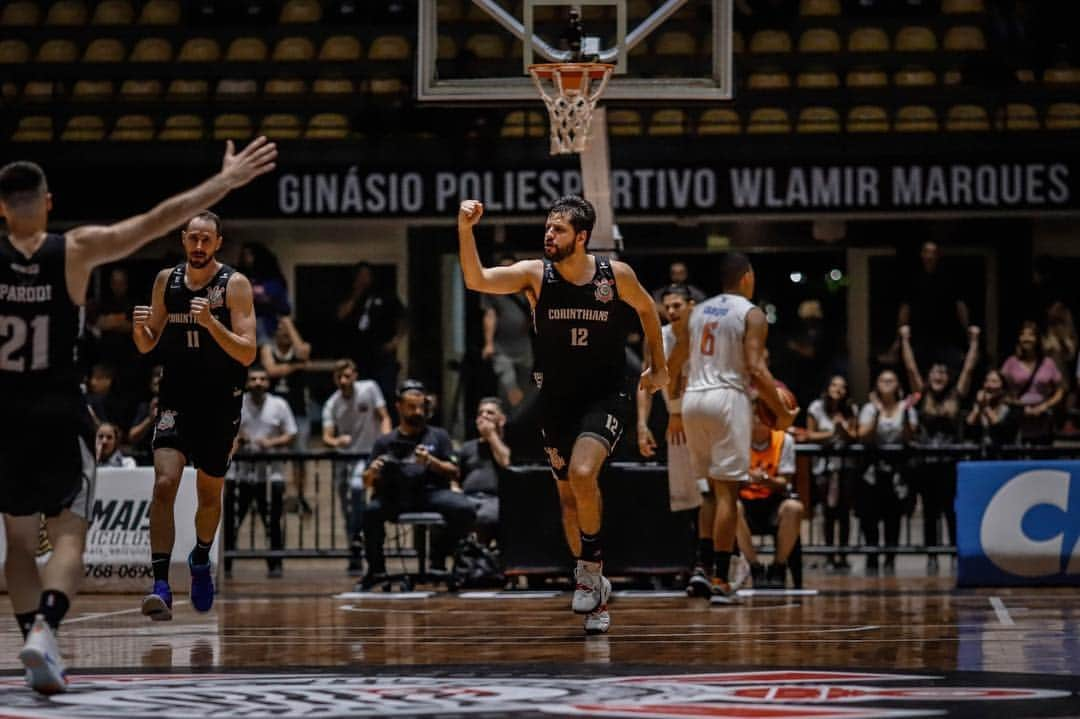 コリンチャンスさんのインスタグラム写真 - (コリンチャンスInstagram)「É QUARTAS!!!! Com mais de três mil pessoas no ginásio Wlamir Marques, @sccorinthians.basquete supera Brasília por 83 a 74, faz 2 a 1 na série de melhor de três e garante vaga inédita para as quartas de final do @NBB. O Timão agora enfrenta o Flamengo. . 📷 Beto Miller/Agência Corinthians . #AFielÉFoda #CorinthiansBasquete #TimãoPoliesportivo #VaiCorinthians」4月7日 10時08分 - corinthians