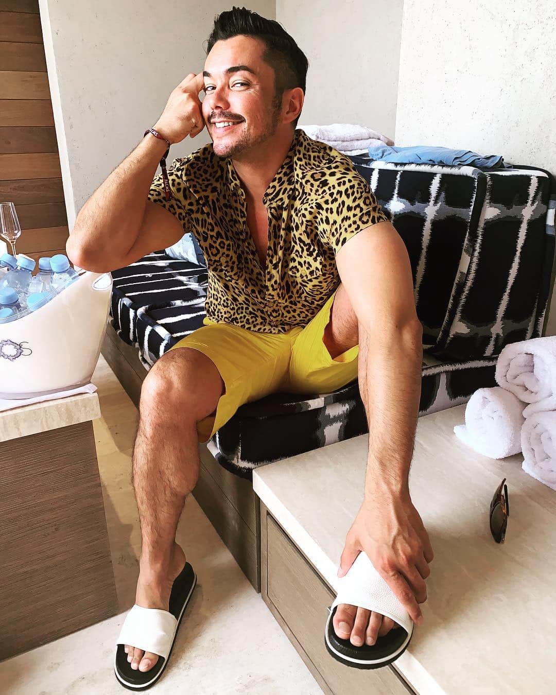アンソニー・ラモスのインスタグラム：「Resort wear or swimwear? Feeling festive at @palms #palmslv #unstatusquo」