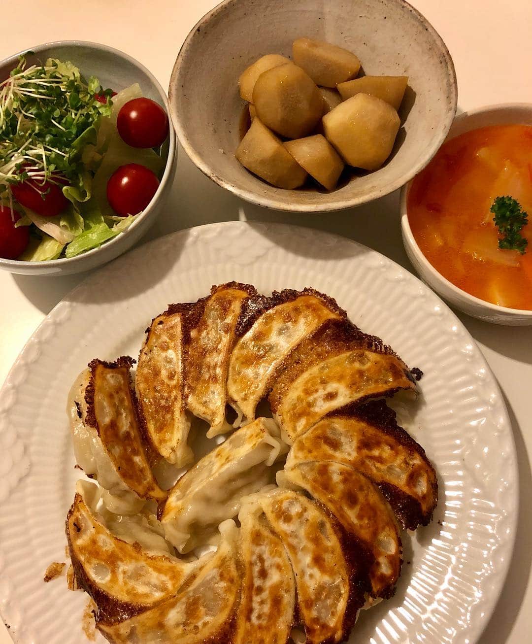 甘糟記子さんのインスタグラム写真 - (甘糟記子Instagram)「先日の夕飯( ^ω^ ) 王将の餃子を買ってたので、もう餃子だけ！（笑） こんな日もある( ^ω^ )  あとはサラダと、お弁当用も兼ねて芋の煮っころがし、あとトマトがあったので、トマトと根菜でミネストローネ(๑˃̵ᴗ˂̵) デザートには久しぶりに、ハウスオブフレーバーズのチーズケーキをお取り寄せ(๑˃̵ᴗ˂̵) シンプルだけど美味しい( ^ω^ )  息子殿も気に入ったみたい！  最後の一枚は、ノルウェーのお友達からの贈り物！  もう可愛いすぎてたまらん！！ お友達が住んでるうちに行ってみたかったな〜(๑˃̵ᴗ˂̵) まだまだ春休み気分で、夜も楽しんでます（笑）  #甘糟ご飯#ご飯#夕飯#夜ご飯#家ご飯#王将の餃子#手抜き#プレゼント#ハウスオブフレーバーズ#ホルトハウス房子 房子#お取り寄せ#スウィーツ」4月7日 10時22分 - norihey924