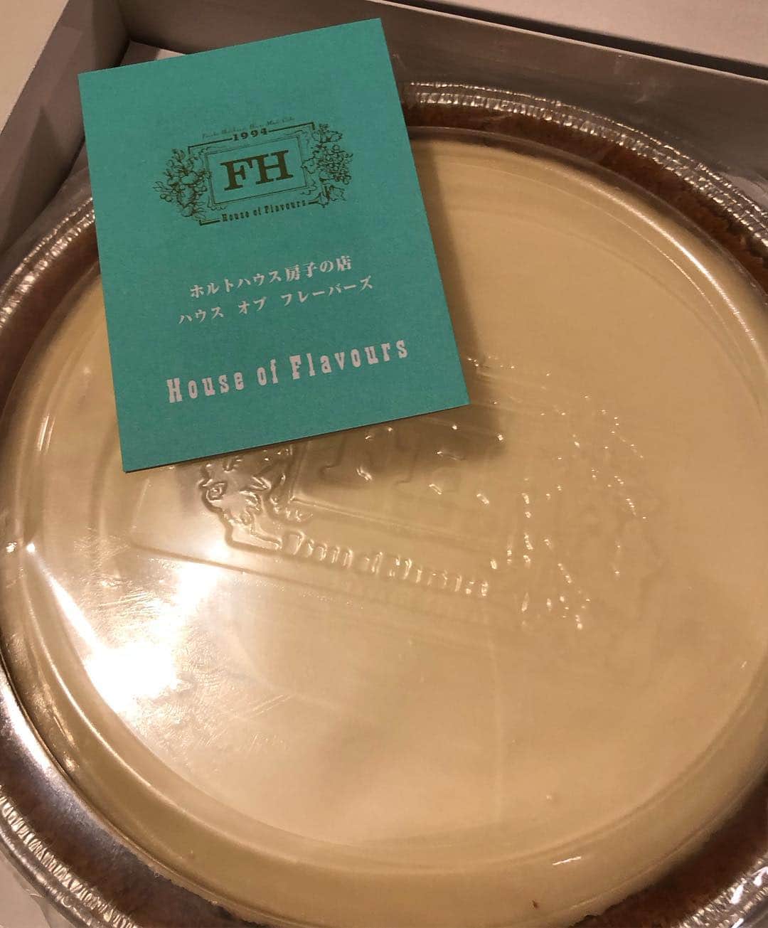 甘糟記子さんのインスタグラム写真 - (甘糟記子Instagram)「先日の夕飯( ^ω^ ) 王将の餃子を買ってたので、もう餃子だけ！（笑） こんな日もある( ^ω^ )  あとはサラダと、お弁当用も兼ねて芋の煮っころがし、あとトマトがあったので、トマトと根菜でミネストローネ(๑˃̵ᴗ˂̵) デザートには久しぶりに、ハウスオブフレーバーズのチーズケーキをお取り寄せ(๑˃̵ᴗ˂̵) シンプルだけど美味しい( ^ω^ )  息子殿も気に入ったみたい！  最後の一枚は、ノルウェーのお友達からの贈り物！  もう可愛いすぎてたまらん！！ お友達が住んでるうちに行ってみたかったな〜(๑˃̵ᴗ˂̵) まだまだ春休み気分で、夜も楽しんでます（笑）  #甘糟ご飯#ご飯#夕飯#夜ご飯#家ご飯#王将の餃子#手抜き#プレゼント#ハウスオブフレーバーズ#ホルトハウス房子 房子#お取り寄せ#スウィーツ」4月7日 10時22分 - norihey924