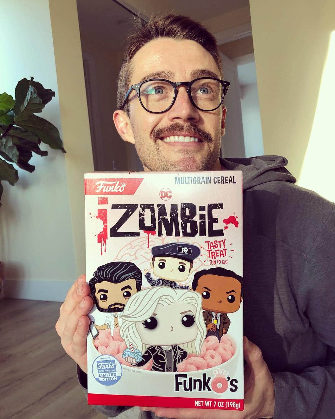 ロバート・バックリーのインスタグラム：「What we lack in Emmys, we make up for in merch. #iZombie」