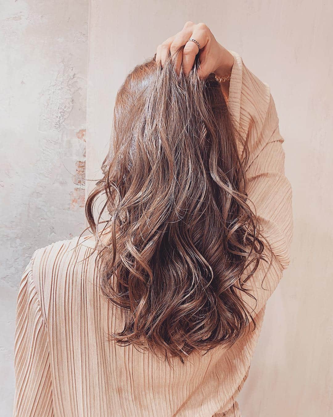 唯可（yuika）さんのインスタグラム写真 - (唯可（yuika）Instagram)「* SUNDAY MORNING🌞🌞おはようJAPAN イタリアのシャワーは硬水なので髪の毛の色が抜けまくって金髪になってしまったので今日はカラーに行ってくるよ💇‍♀️✨ いつも @miwa0119 さんにお願いしてます🧡🥺🧡 これは前回のカラー😍毎回本当に理想のカラーにしてくれる✨今日はどんなカラーにしようかな〜🧡」4月7日 10時27分 - yu.i.k.a