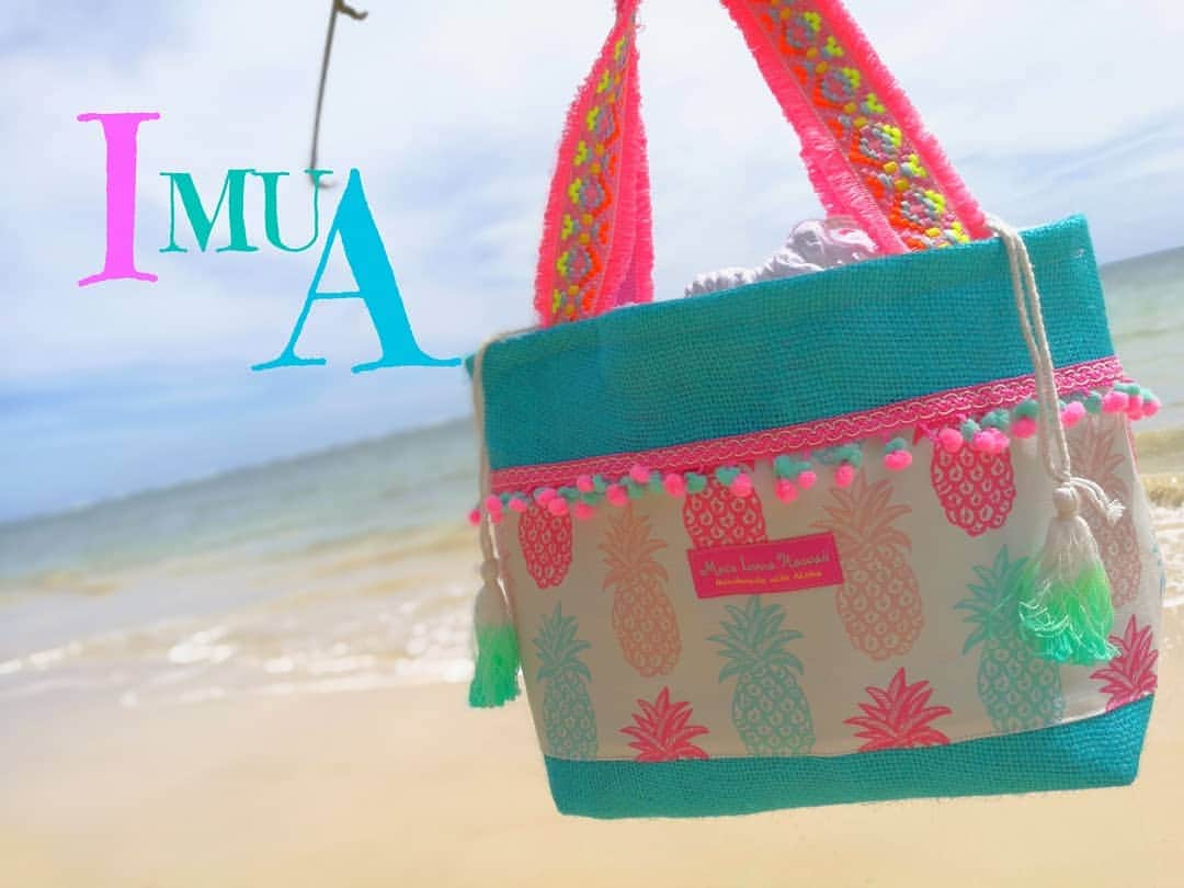 Moco Lima Hawaiiさんのインスタグラム写真 - (Moco Lima HawaiiInstagram)「New* Drawstring Tote Bag, Made By mo  I got a hint from the fun conversations with my customers and decided to make a drawstring bag.  お客さまとの楽しい会話の中からビビっとヒントを頂き、巾着タイプのトートを作ってみました〜　お客さまとの楽しい会話はワクワク楽しくて創作意欲を頂けます♡  モコリマストアは今日も元気に営業中！　13:00-18:00 Openしております♡　ぜひ遊びにいらして下さいませ！  #新作#パイナップル#モコリマハワイ#ハワイ好き#繋がり#土曜日#ワイキキ#お買い物#imua #mocolima#hawaii#photography#photoshoot#ocean#beach#aloha」4月7日 10時31分 - mocolimahawaii