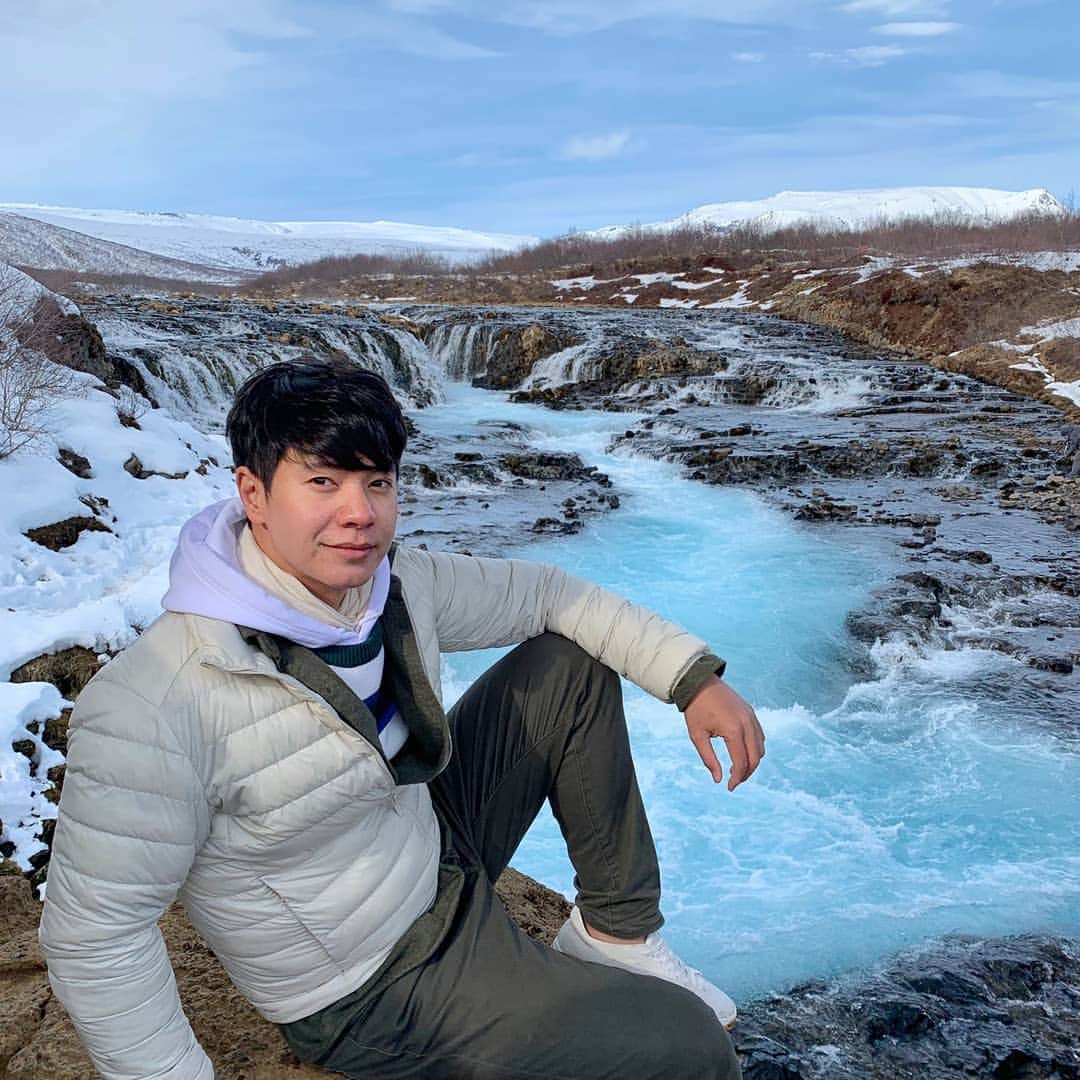 アイス・サランユーのインスタグラム：「เดินไปกลับ7Kmกว่าๆ บนพื้นหิมะ ลำธารเล็กๆ และดินโคลน กลางอุณภูมิ -5°C  เพื่อสิ่งนี้!!! งดงาม คุ้มค่า กับการ ทรมาณสังขาร เหลือเกินนวลเอ้ยยย #Bruarfoss #icesarunyu  #iceland  #icesarunyuaroundtheworld」