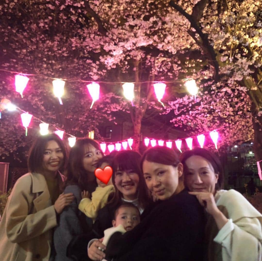近藤千尋のインスタグラム：「やっと春らしい投稿🌸❤️笑 この前いつものメンバーで トミーのお誕生日会💕 ご飯の後少しだけお花見🥰 セルフタイマーだから 画質がかなり悪いですが…笑🤦🏼‍♀️ 桜綺麗だったな〜🌸 #インスタ更新したいことがたまっている 🥺」