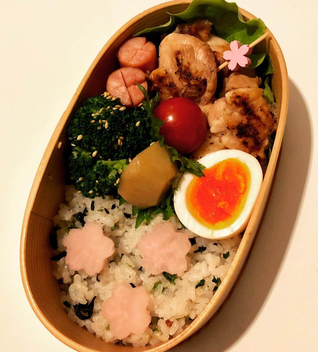 のインスタグラム：「昨日は今年度初のお弁当！  明日お花見だからレジャーシートも持っていくんだ！  と、始業式の後に言ってた息子殿( ^ω^ )  そ、そうか！今年から土曜日もお弁当、、、(＞人＜;) お弁当は来週からでいいと思ってたので焦ったわ〜（笑）  そんなわけで、息子殿だけなので簡単にチキンのレモンペッパー焼き！  シーズニングつけて焼くだけなんだけど、息子殿大好物（笑） あとは里芋の煮っころがし、ゆで卵、ブロッコリーのナムル、トマト、桜の形に切り抜いた漬物のっけご飯です(≧∀≦) 少しだけお花見っぽく（笑）  そして私と姫は息子殿を送りがてら、御嶽山にあるサンマルクでママ友とモーニング！  帰りに大好きなお団子やさんで、お団子も買って( ^ω^ )  なかなかこう種類の多いお団子やさんって今は無いですよね( ^ω^ ) しかも1本60〜70円！ 三色団子だけ100円だったけど、 それでも安い！  あとは唐揚げ屋さんで唐揚げ弁当も買って昼ごはんに（笑）  もうダラダラして最高(๑˃̵ᴗ˂̵) 息子殿もそうこうしてるうちに帰ってきて、さっそくお団子食べてました！  花より団子ですな( ^ω^ )  #甘糟ご飯#ご飯#昼ごはん#ランチ#ランチボックス#弁当#曲げわっぱ#わっぱ弁当 #お花見#御嶽山#だんごのたかの#唐揚げ弁当#息子殿姫#息子殿#姫#japan #japanese#japanesestyle #japanesefood #bento#lunch#lunchbox」