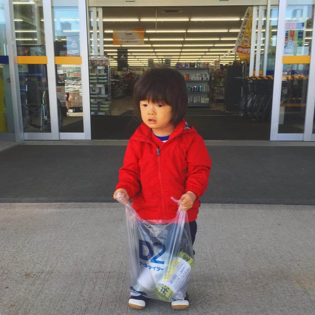 島崎直也のインスタグラム：「お買い物  #もうすぐ2歳 #重くても持ちたいお年頃 #kids #shopping #軽井沢 #karuizawa  #ホームセンター」