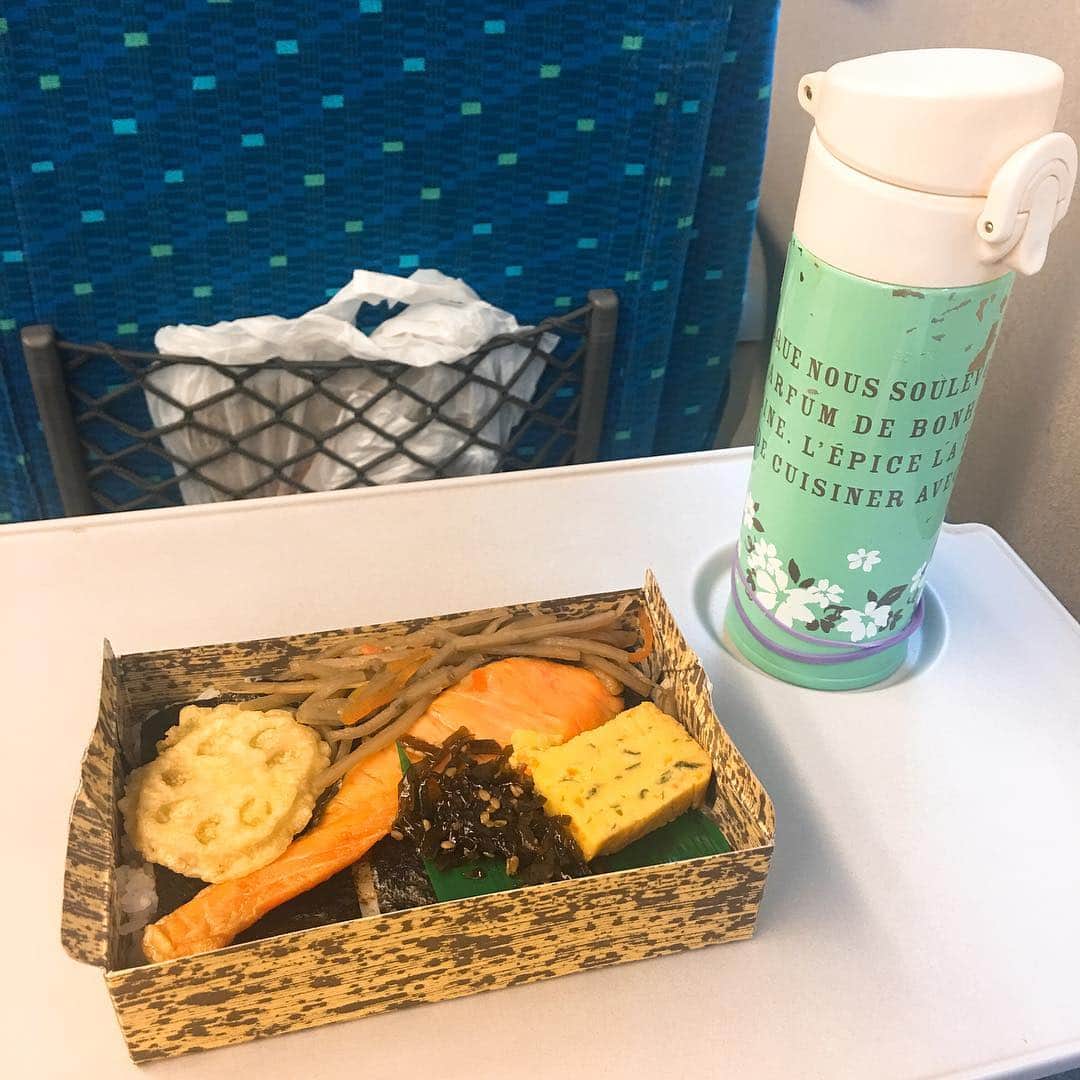 のインスタグラム：「本日はビールなしです。 #駅弁 #鮭のり弁  #おでかけ金巻」