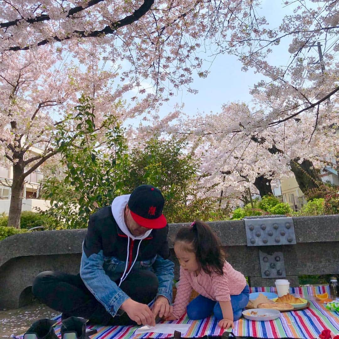 MUROさんのインスタグラム写真 - (MUROInstagram)「平成最後の桜を家族で見納めに 来マスター♪🌸 #平成最後の桜 #チャンノノ」4月7日 10時53分 - dj_muro
