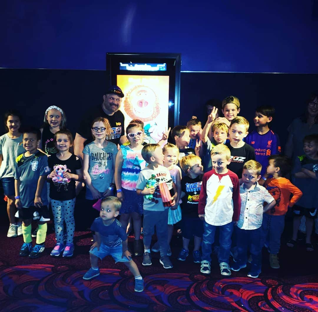 ロイ・ネルソンさんのインスタグラム写真 - (ロイ・ネルソンInstagram)「The kids loved @missinglinkfilm I want to thank everyone that got to see it before it comes out April 12th.  #bellyrubapprove  @ricosproducts  @monsterenergy」4月7日 10時54分 - roynelsonmma