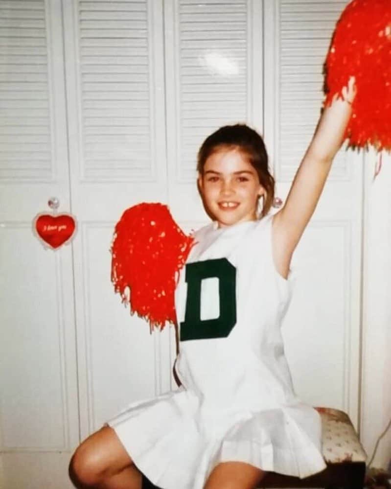 ヒラリー・ローダのインスタグラム：「Thank you for the bday wishes today! And thank you @camillaroren for sending me this gem 😂 I played so many sports growing up, so I was never a cheerleader, but I loved dressing up around the house like one! This was my mother’s from high school that I found in her closet.」