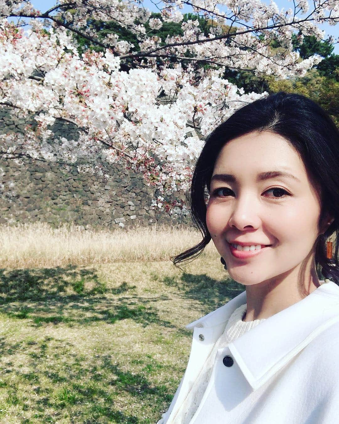 日下裕江さんのインスタグラム写真 - (日下裕江Instagram)「皇居の桜🌸  いつも天皇陛下がこの庭を歩いて散歩されてるのかと思うと、心が和みました💖  不思議とね、 乾通りの桜を見終わった後、 最近まで悪かった体調が 急に良くなったの✨ 凄くない⁈ 天皇陛下のパワーを貰えたのかな？ 有り難い🤲✨ 皇居お花見一般公開見に行って良かった💕  #皇居 #皇居一般公開 #乾通り一般公開 #乾通り一般公開2019春 #乾通りお花見 #皇居お花見 #天皇陛下のパワー」4月7日 10時55分 - hiroe___h