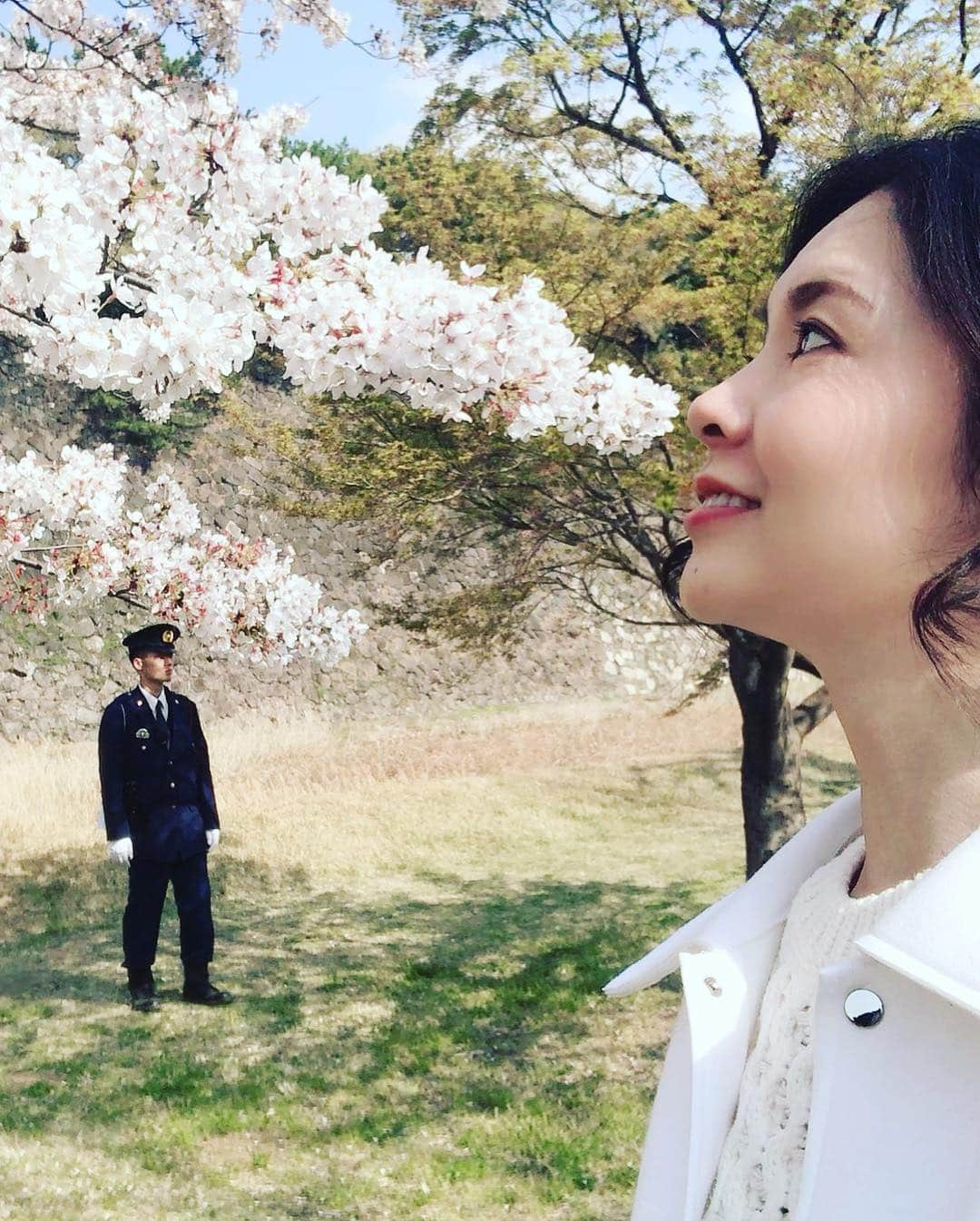 日下裕江さんのインスタグラム写真 - (日下裕江Instagram)「皇居の桜🌸  いつも天皇陛下がこの庭を歩いて散歩されてるのかと思うと、心が和みました💖  不思議とね、 乾通りの桜を見終わった後、 最近まで悪かった体調が 急に良くなったの✨ 凄くない⁈ 天皇陛下のパワーを貰えたのかな？ 有り難い🤲✨ 皇居お花見一般公開見に行って良かった💕  #皇居 #皇居一般公開 #乾通り一般公開 #乾通り一般公開2019春 #乾通りお花見 #皇居お花見 #天皇陛下のパワー」4月7日 10時55分 - hiroe___h