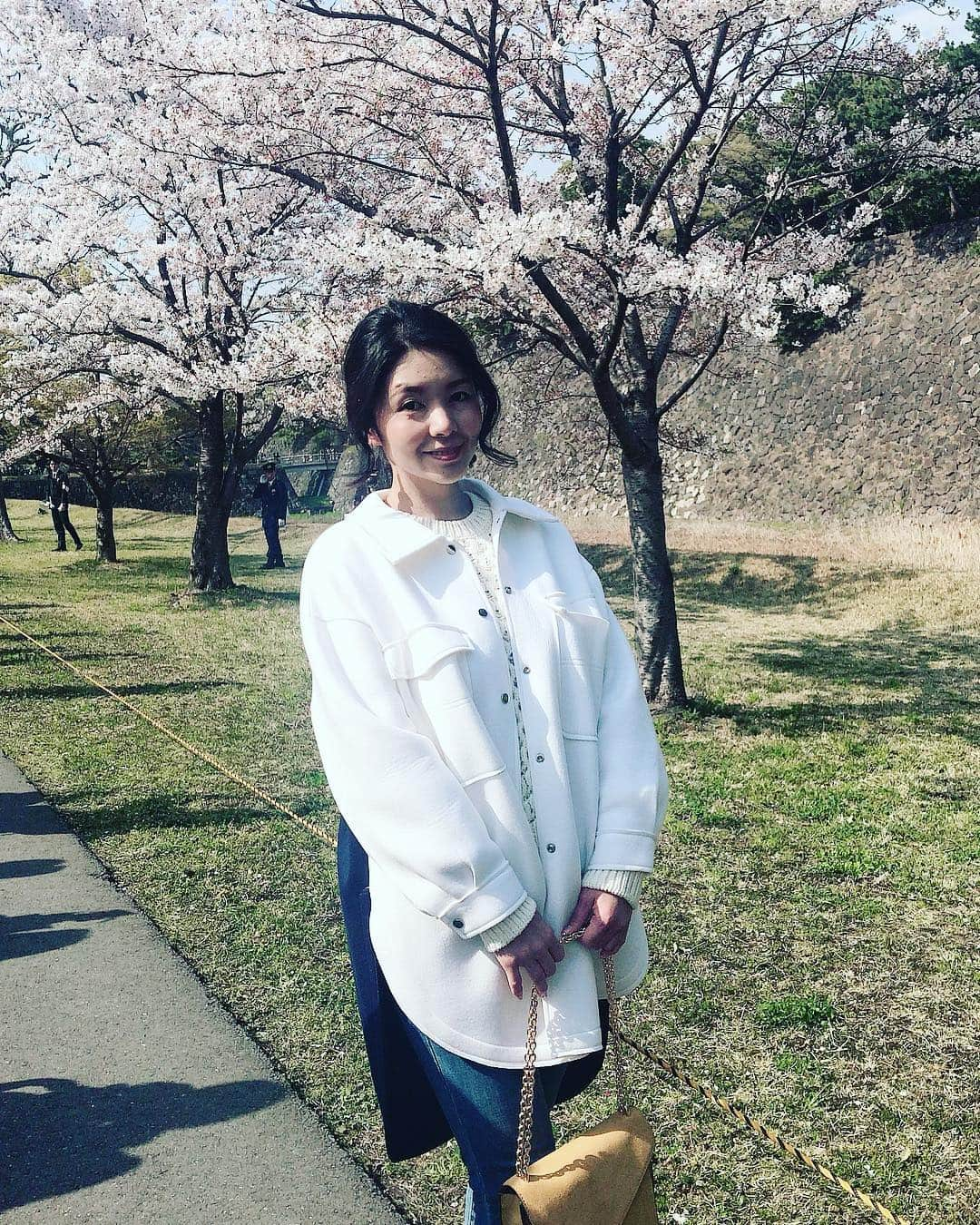 日下裕江さんのインスタグラム写真 - (日下裕江Instagram)「皇居の桜🌸  いつも天皇陛下がこの庭を歩いて散歩されてるのかと思うと、心が和みました💖  不思議とね、 乾通りの桜を見終わった後、 最近まで悪かった体調が 急に良くなったの✨ 凄くない⁈ 天皇陛下のパワーを貰えたのかな？ 有り難い🤲✨ 皇居お花見一般公開見に行って良かった💕  #皇居 #皇居一般公開 #乾通り一般公開 #乾通り一般公開2019春 #乾通りお花見 #皇居お花見 #天皇陛下のパワー」4月7日 10時55分 - hiroe___h