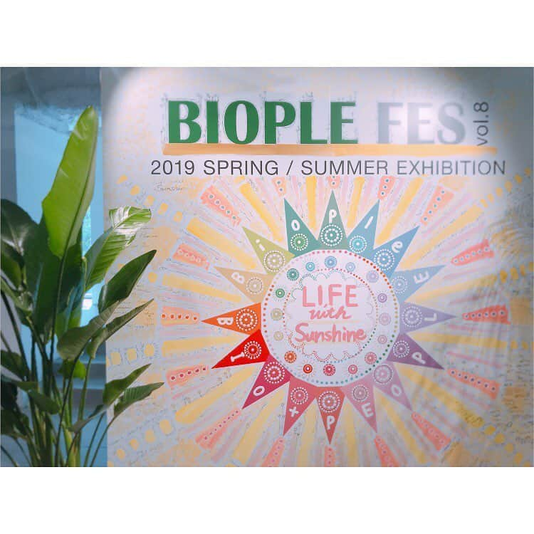 大谷朋子さんのインスタグラム写真 - (大谷朋子Instagram)「♡ * 先日のBIOPLE FES (@biople)◡̈⃝ とっても暑い日だったので、 @threetwinsicecream.jp のブース見つけて真っ先にこちらへ♡ 新製品の“クリーミーマッチャ”美味しかったです🍨 * いつも使っている洗剤 @ecostore.jp からは 無香料のシリーズ「センシティブシリーズ」♡ 香料が入っていないので、赤ちゃん、子ども、敏感肌の方にも安心！ * @manucurist.japan のマニキュアは、 新色のブルーがとってもキレイ💙 色もボトルも可愛いキッズマニキュアは、 水やお湯で簡単にオフできて、姪っ子へのプレゼントに決定♡(写真3.4) * 他にも #WANOWA のヒノキハンドクリームや #JASON のトゥースペースト、#BLUMEedena のシュガースクラブパックなど、気になるものがたくさん！！ * #VEGEKITCHEN のライスブランキューブ は素朴な味で永遠に食べらるくらい美味しいクッキー♡(写真8) バター、卵、小麦不使用です。 * BIOPLE FESで出会ったものたち、 少しずつ生活に取り入れていくのが楽しい◡̈⃝ * * #biople #bioplefes #cosmekitchen #ビープル #ビープルバイコスメキッチン #Vegan #organic #threetwinsicecream #ecostore #エコストア #manucurist」4月7日 10時55分 - tomoko_ohtani