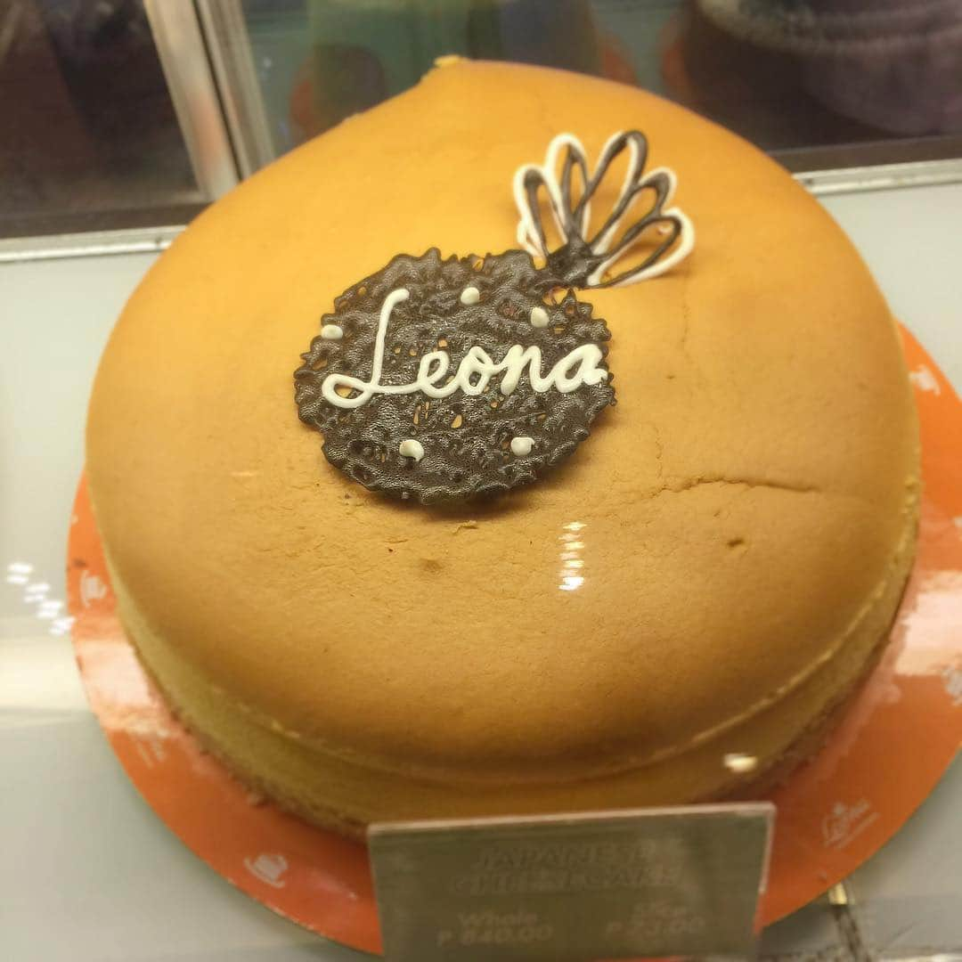 石井あみさんのインスタグラム写真 - (石井あみInstagram)「❂Leona cakeshop❂﻿ ﻿ 最近ハマっているケーキ屋さん。﻿ バタークリームでなく、ちゃんと食べられるお店！﻿ ﻿ 驚くのはお値段。﻿ だいたいが100円前後。ホールケーキも1000円以下。﻿ モカムースケーキは、80円w﻿ 軽くってぺろりでした。﻿ ﻿ ただ、コーヒー系がないのが残念。﻿ 甘い飲み物しかなくて、、、﻿ ケーキにはブラックコーヒー飲ませてくれぇぇ☕️﻿ ﻿ パンも美味しいです！﻿ ﻿ 路面店もありますが、SMモール、アヤラモールなど﻿ 主要モールにはあるのでオススメ。﻿ #cafe#cebu#セブグルメ#セブ島#語学留学#smcity」4月7日 10時57分 - ami_cebuyolo