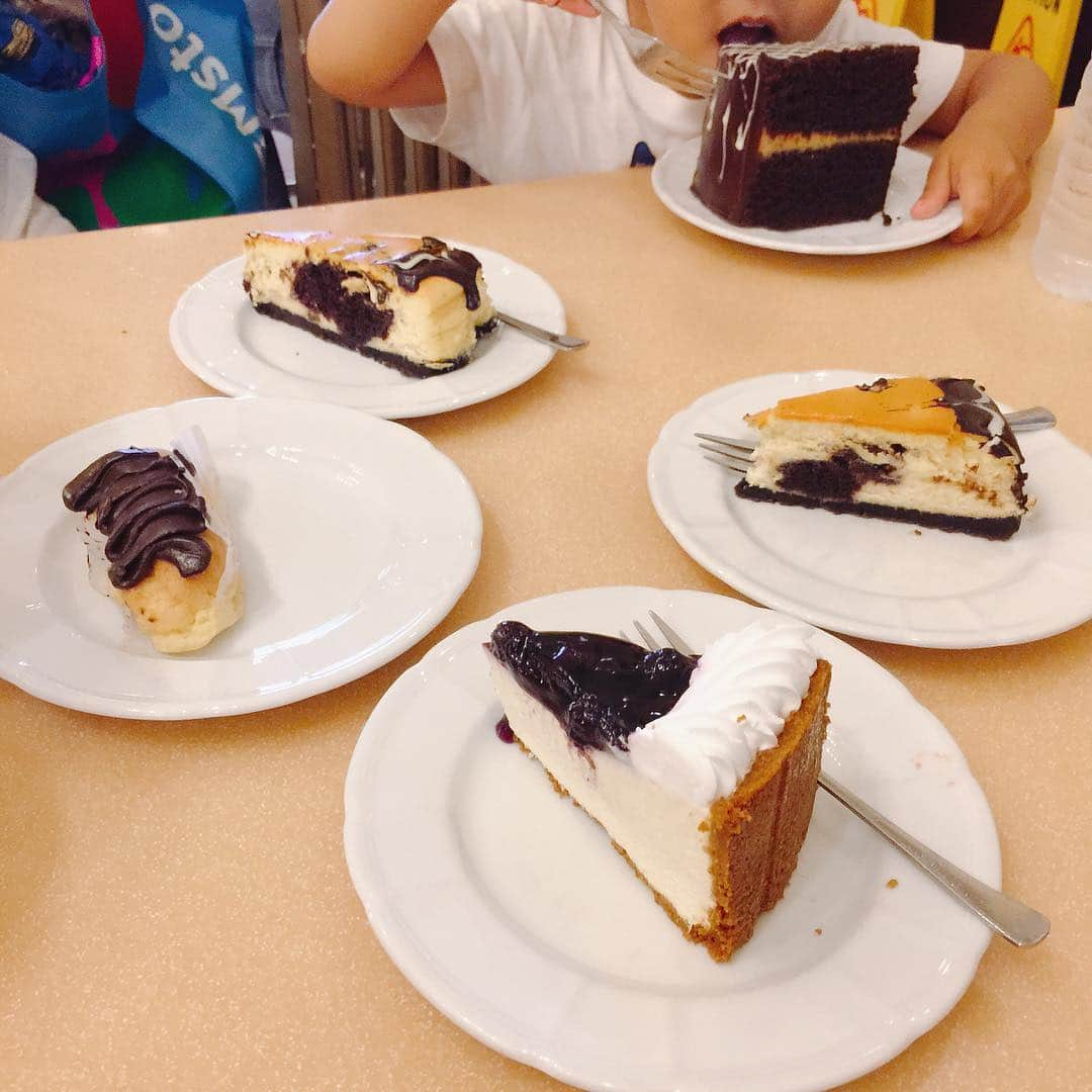 石井あみさんのインスタグラム写真 - (石井あみInstagram)「❂Leona cakeshop❂﻿ ﻿ 最近ハマっているケーキ屋さん。﻿ バタークリームでなく、ちゃんと食べられるお店！﻿ ﻿ 驚くのはお値段。﻿ だいたいが100円前後。ホールケーキも1000円以下。﻿ モカムースケーキは、80円w﻿ 軽くってぺろりでした。﻿ ﻿ ただ、コーヒー系がないのが残念。﻿ 甘い飲み物しかなくて、、、﻿ ケーキにはブラックコーヒー飲ませてくれぇぇ☕️﻿ ﻿ パンも美味しいです！﻿ ﻿ 路面店もありますが、SMモール、アヤラモールなど﻿ 主要モールにはあるのでオススメ。﻿ #cafe#cebu#セブグルメ#セブ島#語学留学#smcity」4月7日 10時57分 - ami_cebuyolo