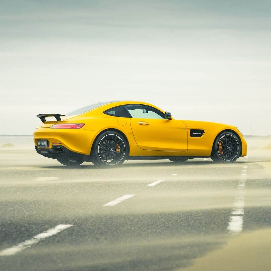 メルセデス・ベンツさんのインスタグラム写真 - (メルセデス・ベンツInstagram)「Yellow is the color of fun, right? 💛 📸: @denniswierenga for #MBsocialcar ______________________________ [Mercedes-AMG GT S | Kraftstoffverbrauch kombiniert: 11,5 l/100 km | CO2- Emissionen kombiniert: 262 g/km |mb4.me/RechtlicherHinweis] . #MercedesAMG #AMG #GTS #cars247 #car #cars #awesomecars #carsofinstagram #amazingcars #DrivingPerformance #supercars」4月7日 11時00分 - mercedesbenz