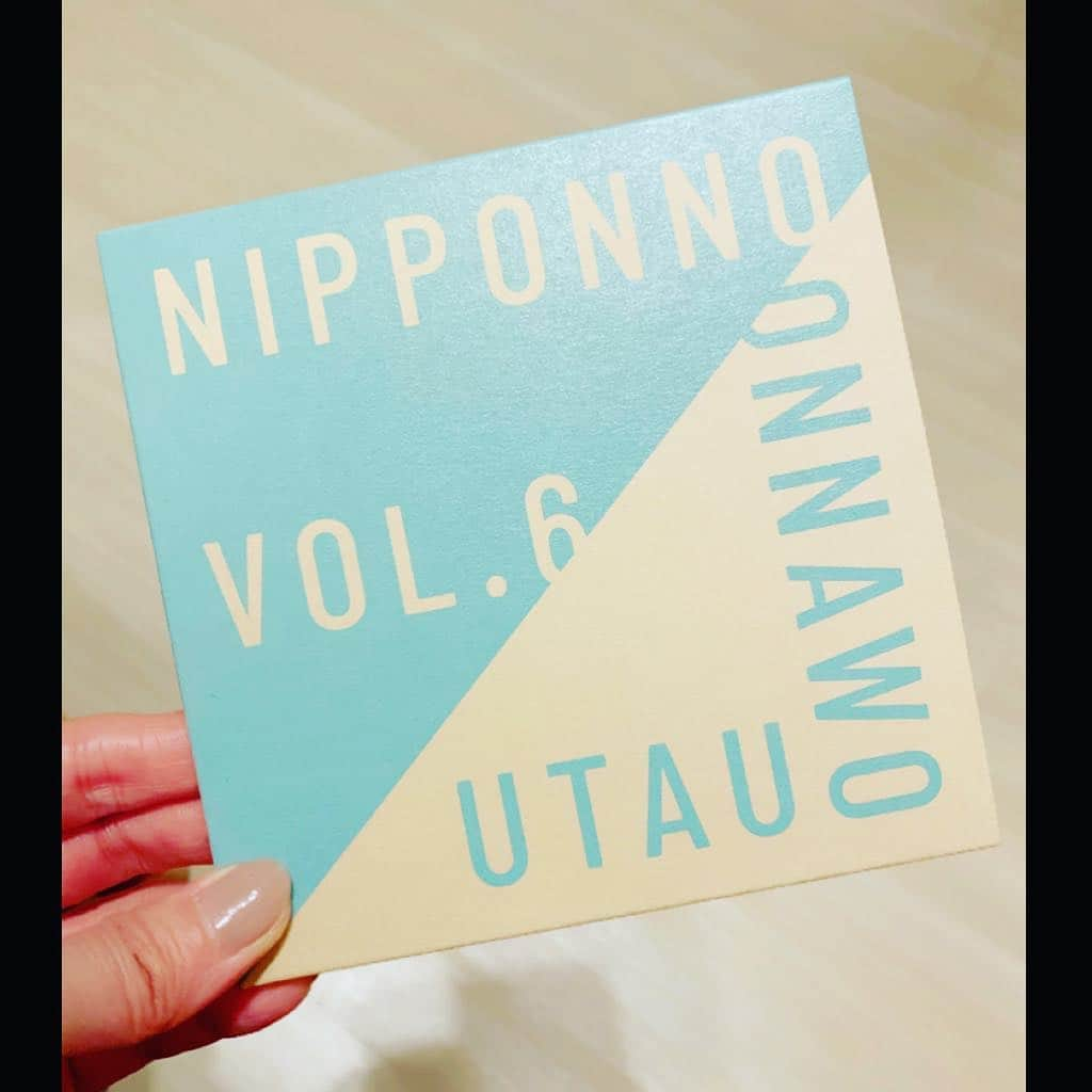 吉田羊さんのインスタグラム写真 - (吉田羊Instagram)「舞台と言えば  7月の舞台情報出してないやんけ  と言うわけで  7月も舞台やりますの「恋のヴェネチア狂騒曲」  作:カルロ・ゴルドーニ  チケット:5/18一般前売り開始  日時:2019.7/5（金）〜28（日） 場所:東京都 新国立劇場 中劇場  上演台本・演出：福田雄一  出演：ムロツヨシ、堤真一、吉田羊、賀来賢人、若月佑美、 池谷のぶえ、野間口徹、粕谷吉洋、大津尋葵、春海四方、 高橋克実、浅野和之  イタリアの古典喜劇「2人の主人に仕えた召使」をベースにしたドタバタ喜劇。愛する人を追って水の都・ヴェネチアを訪れた恋人たちを福田雄一氏が料理します。  ムロさんは、大好きで大尊敬の俳優仲間でありお友達です。そのムロさんの主演舞台に出られるなんて幸福至極。で、共演者がこれまた大好きな人たちばかりで、どう見ても、面白くなる気しか、しません。なんだこのメンツは。楽しみすぎるし、なんなら俺が客席で観たいぜ。ほんと、この作品に呼んで頂き感謝です。因みに福田さんとは初めましてですが、リーゼントも厭わぬ覚悟で臨みたいと思います。  そして、4枚目、5枚目の写真は、友人であるNakamuraEmiのメジャー4枚目のアルバム。この中の「いつかお母さんになれたら」と言う曲は、ドラマ「コウノドリ」を見て作ってくれた曲なのだそうです。由来を聞いたひいき目を抜きにしても、私はこのアルバムの中でこの曲が一番好きになり、熱い感想を本人に送ってしまったほど。 まだメジャーデビューする前から彼女の歌と存在に圧倒されて来ましたが、その世界は年々、深みと説得力を増しているように思います。  ただ今、絶賛全国ツアー中。お近くにお住いの方は、是非彼女の歌に出会ってください。揺さぶられますよ。  ではみなさま、今日も笑顔でね。  あでゅー。  #この舞台チラシ可愛くて大好き」4月7日 11時01分 - yoshidayoh_official