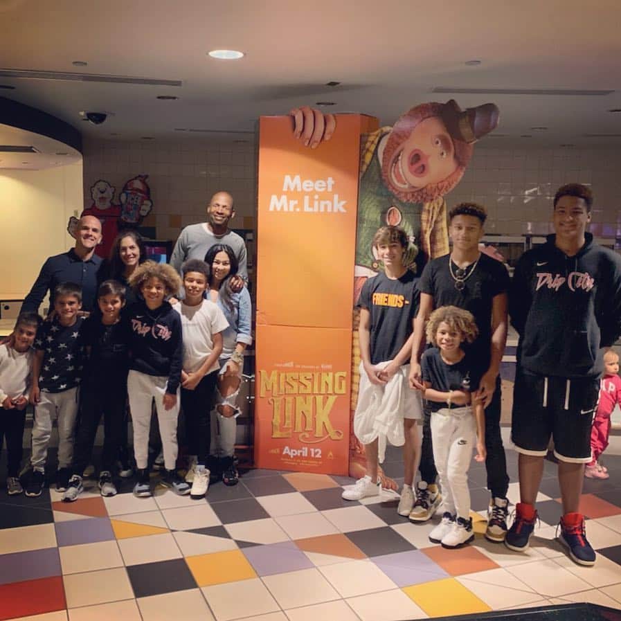 レイ・アレンのインスタグラム：「Tonight was movie night and we had the pleasure of meeting Mr. Link and friends. My boys and their friends, including us adults really enjoyed this movie! Take your family to check out @missinglinkfilm it hits theaters on April 12. #amcsunsetplace24 #allenmovienights」