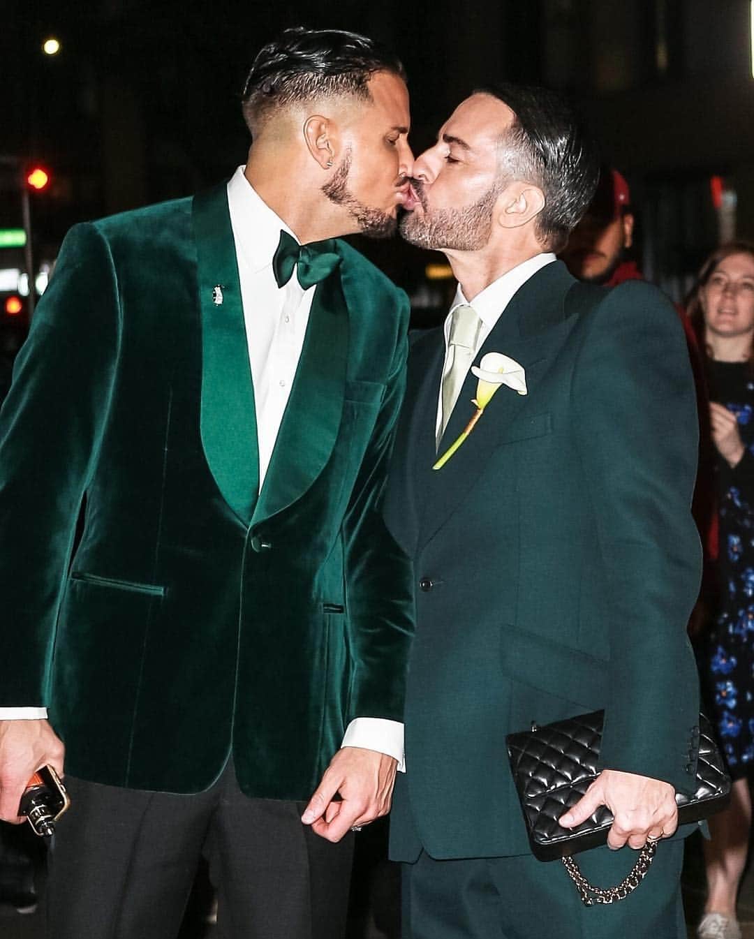Just Jaredさんのインスタグラム写真 - (Just JaredInstagram)「Newlyweds @themarcjacobs & @chardefrancesco arrive at their wedding reception after getting married! Congrats!! #MarcJacobs #CharDefrancesco Photos: Backgrid」4月7日 11時05分 - justjared
