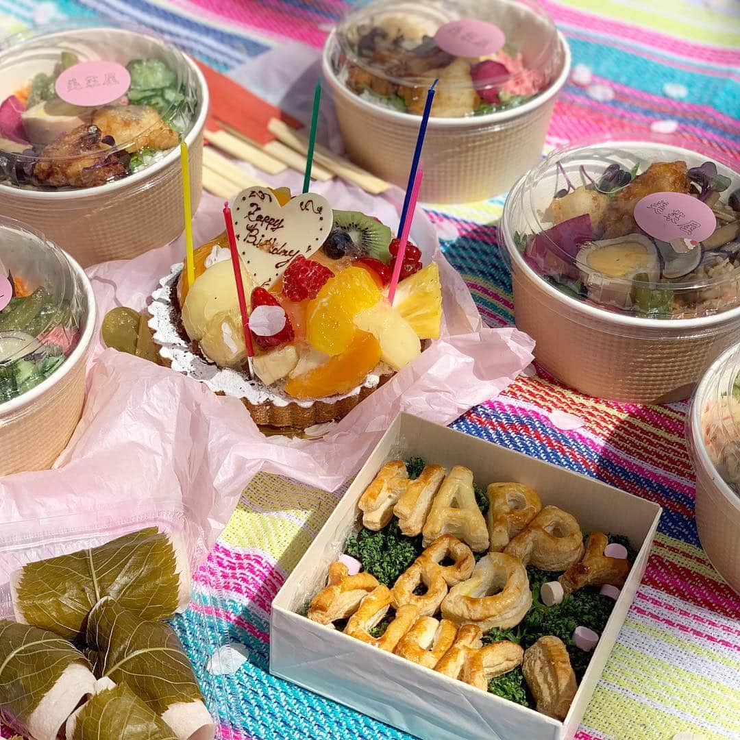 三原勇希さんのインスタグラム写真 - (三原勇希Instagram)「4月5日🌸満開 @mellowsrun でお花見！ 例えるならそれぞれが違う栄養素みたいな人たち。ビタミンCの人、ミネラルの人…みたいな🌈 誕生日のお祝いもありがとう〜美菜屋( @minayainc )のお弁当とBDパイが嬉しかった！」4月7日 2時59分 - yuukimeehaa