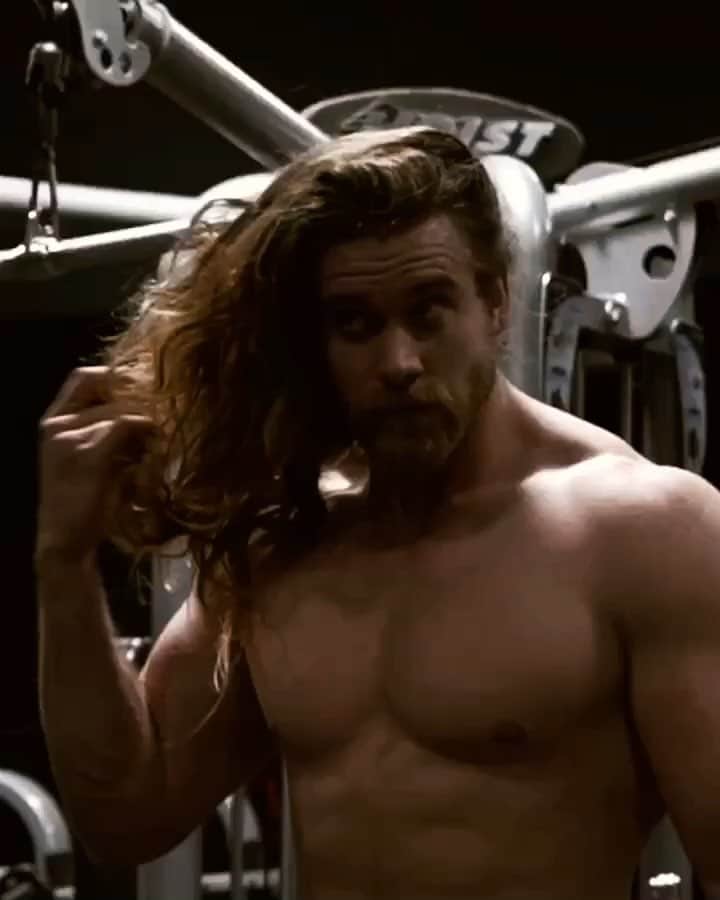 モデル、ブロック・オハーンのインスタグラム：「Summer is Coming!  Who’s ready 😛🤙🏽」