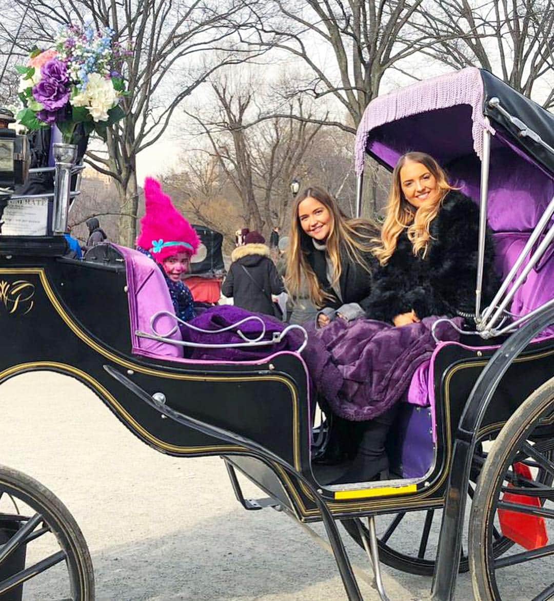 ジャクリーン・ジョッサさんのインスタグラム写真 - (ジャクリーン・ジョッサInstagram)「Swipe to see more of the LOLS  that time Ella was dressed as full on princess poppy and then wanted to go on a horse and carriage ride around Central Park. She got so much attention (and loved it). I truly can’t deal with these pictures and the put the biggest smile on my face.  Amazing memories with @lauramay93x 💞」4月7日 2時25分 - jacjossa